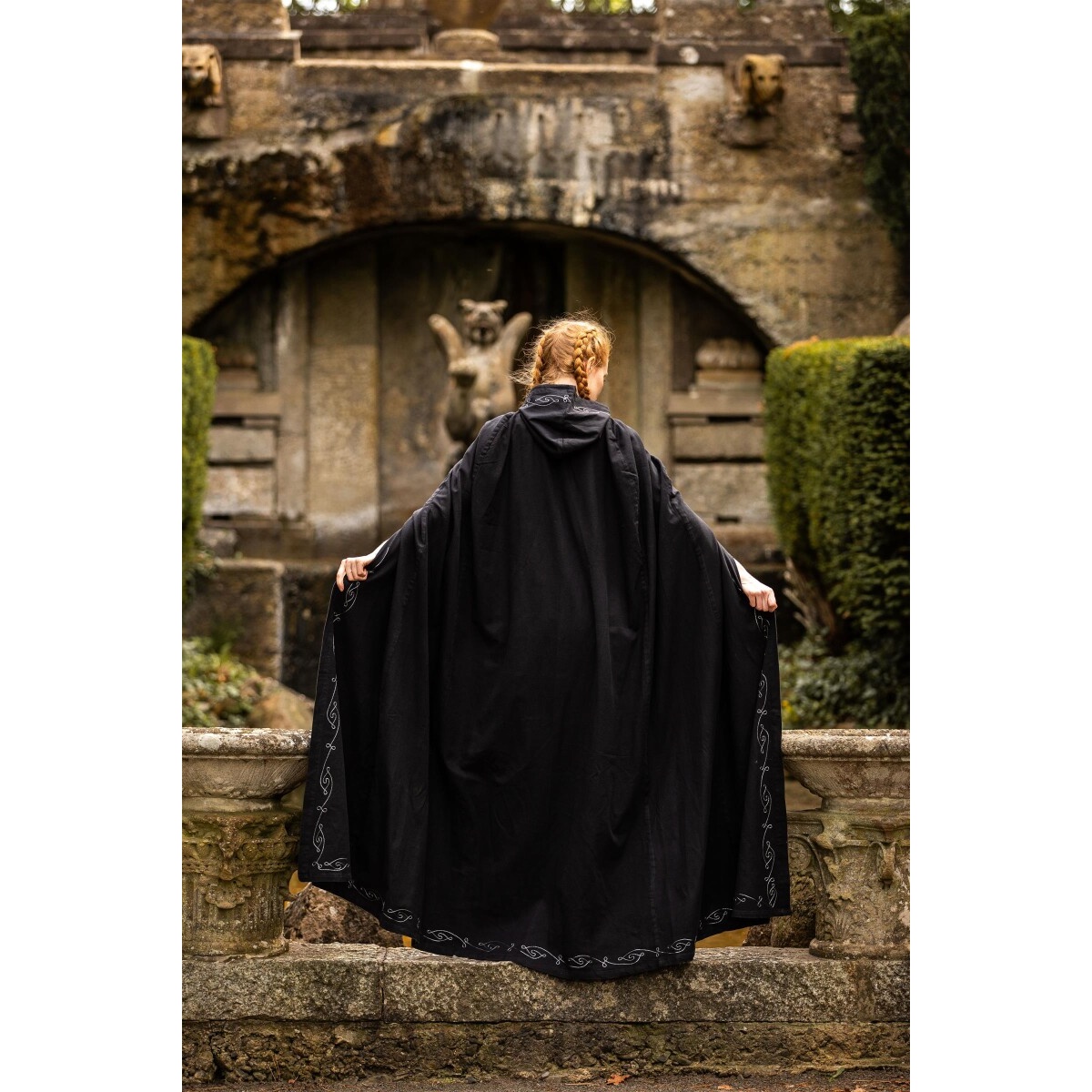 Capa medieval con bordado Erna negra