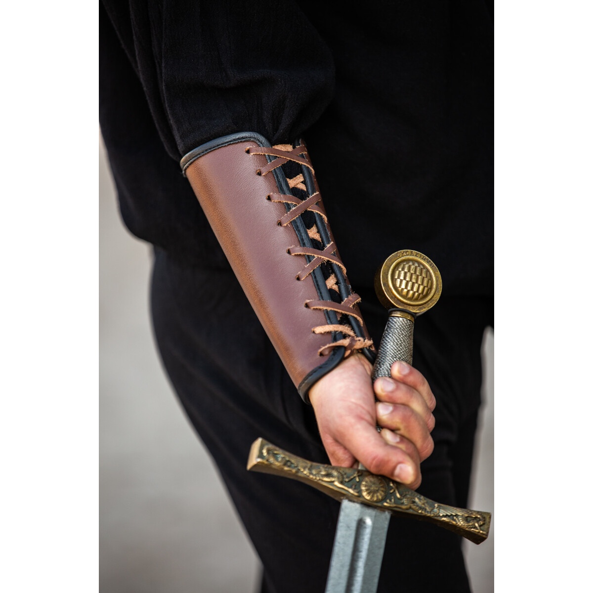 Mittelalter Lederarmschiene Ottar mit Vegvisir-Prägung braun