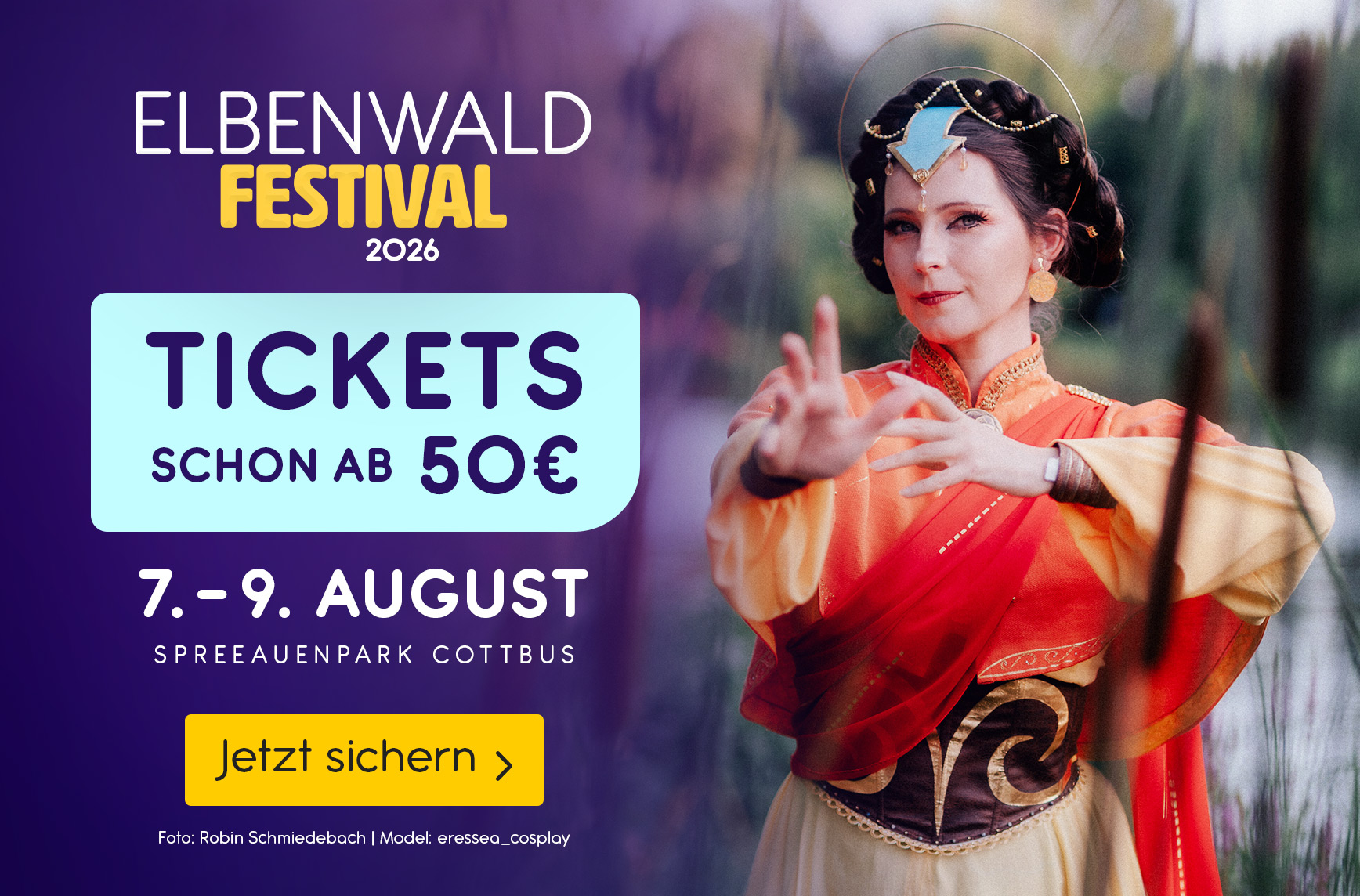Cosplayerin auf dem Elbenwald Festival in einem orange-roten Aang-Kostüm vor einer stimmungsvollen Naturkulisse. Text: Elbenwald Festival 2026, Tickets schon ab 50 €, 7.–9. August, Spreeauenpark Cottbus. Button: Jetzt sichern. Foto: Robin Schmiedebach, Mo