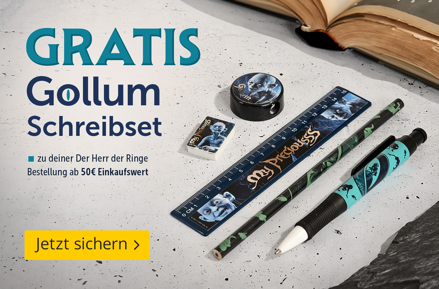 Herr der Ringe Schreibset mit Gollum Motiv bestehend aus Lineal, Bleistift, Kugelschreiber, Radiergummi und Anspitzer auf einem Tisch. Text: Gratis Gollum Schreibset ab 50 € Einkaufswert, Jetzt sichern.