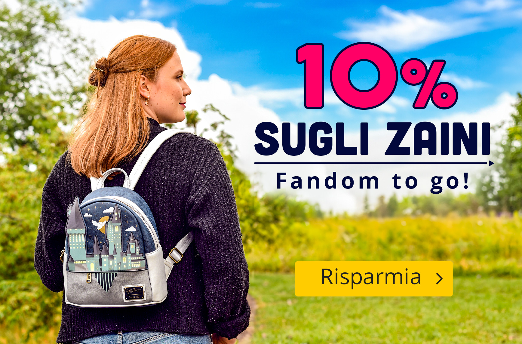 Donna con zaino di Harry Potter in un prato verde, testo: ‘-10% su zaini – Fandom to go!’ e pulsante giallo ‘Risparmia’.