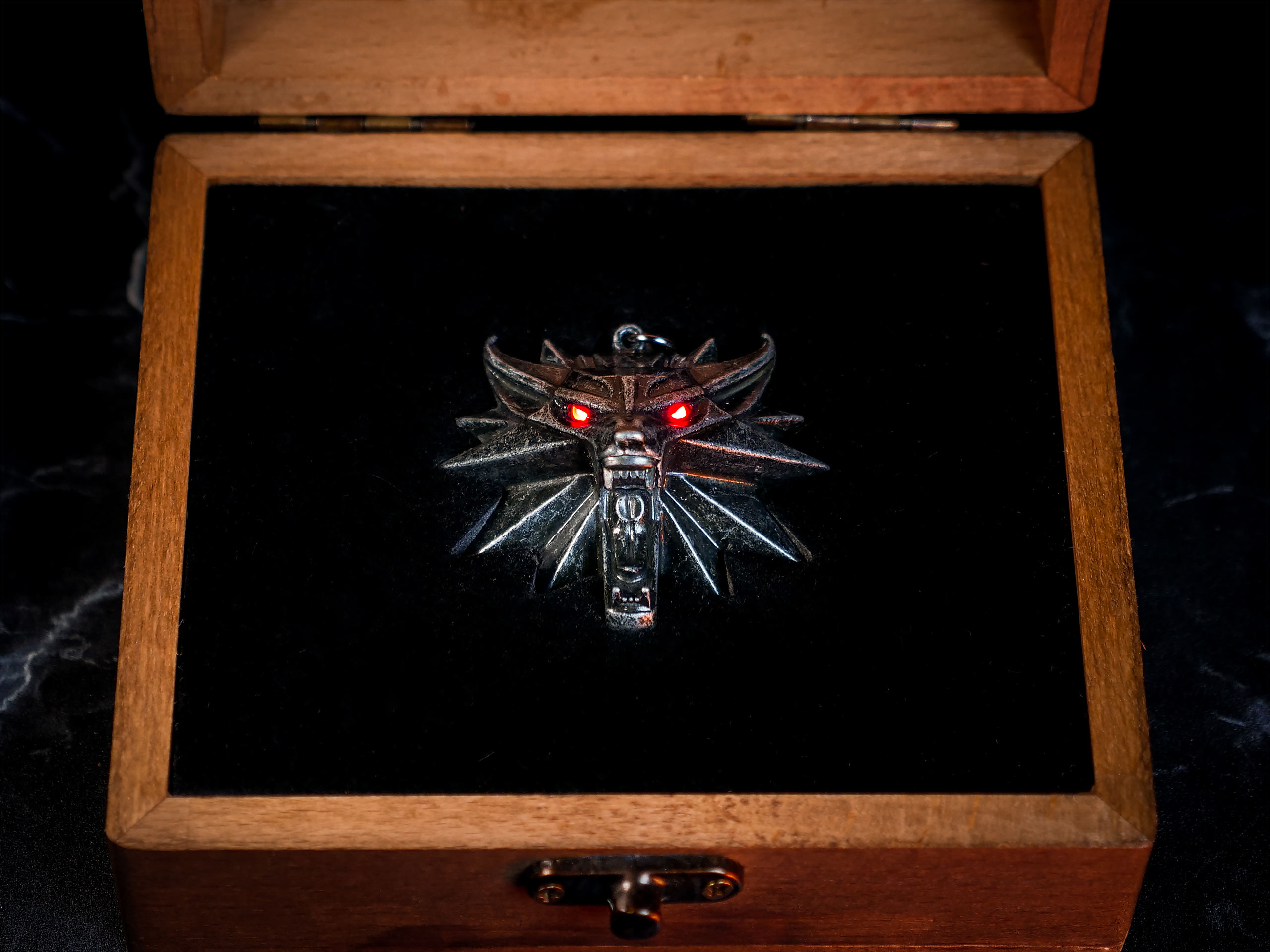 Witcher - Médaillon Wild Hunt avec yeux LED dans une boîte cadeau