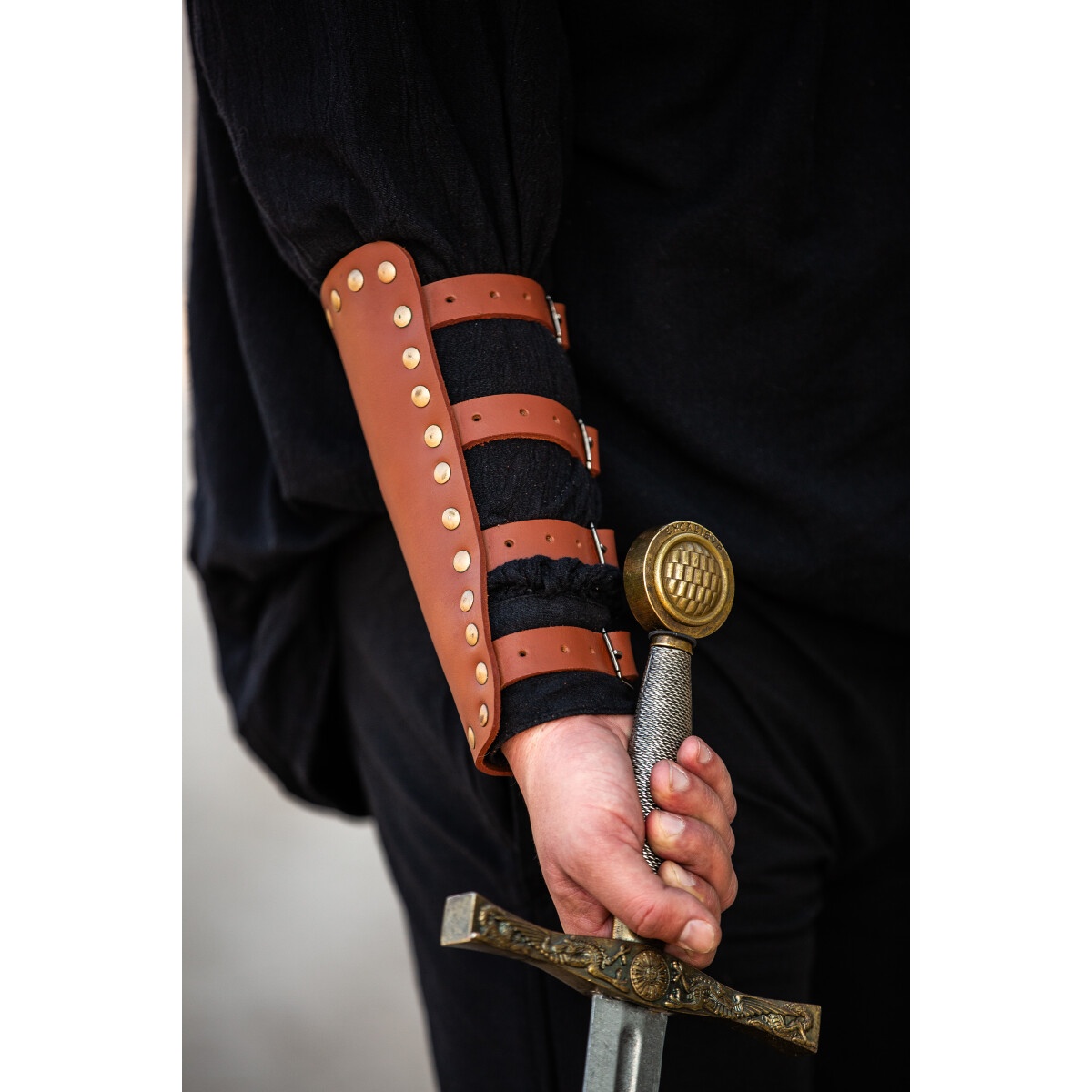 Medeltida läderarmskena Mar brun