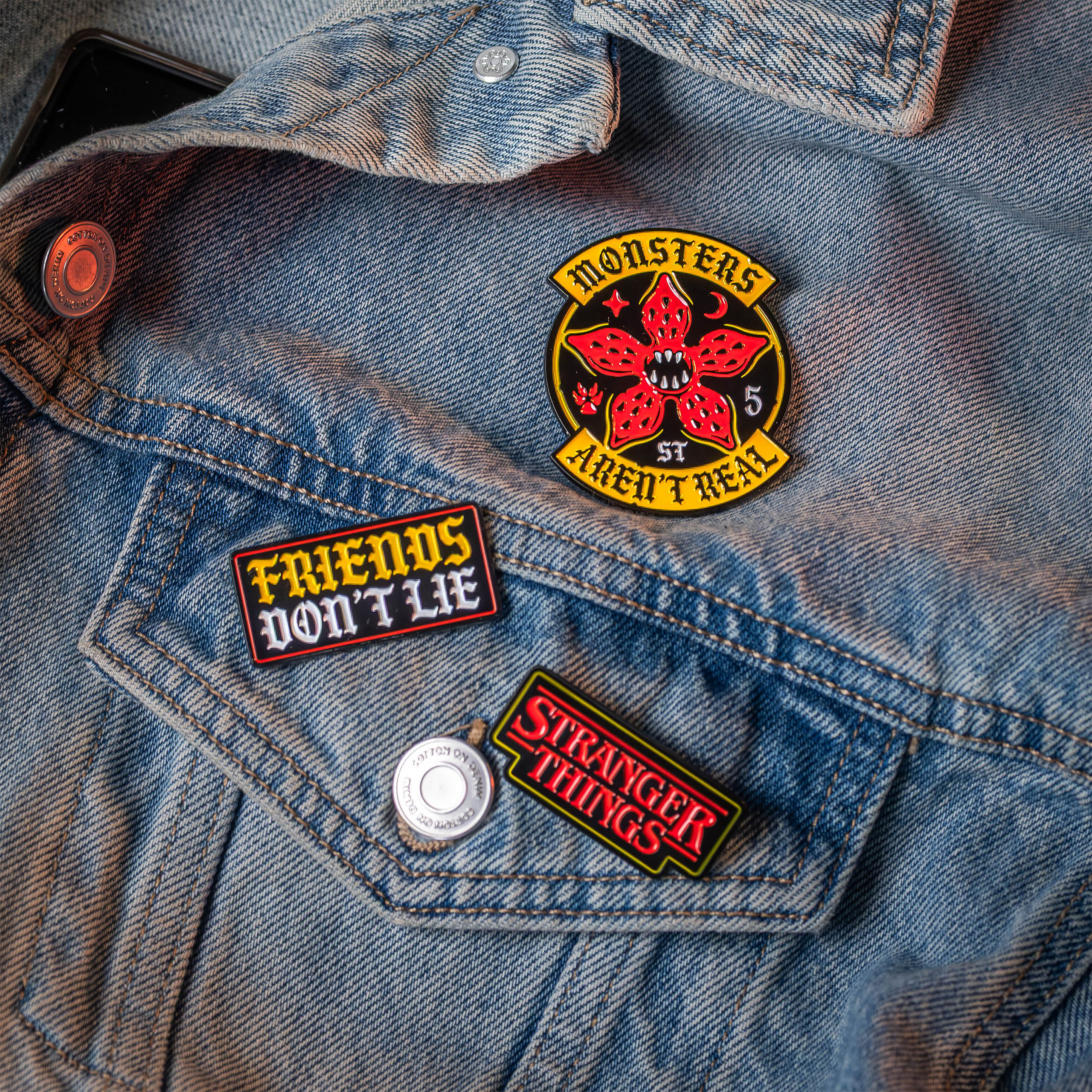 Stranger Things - Friends Pins, lot de 3