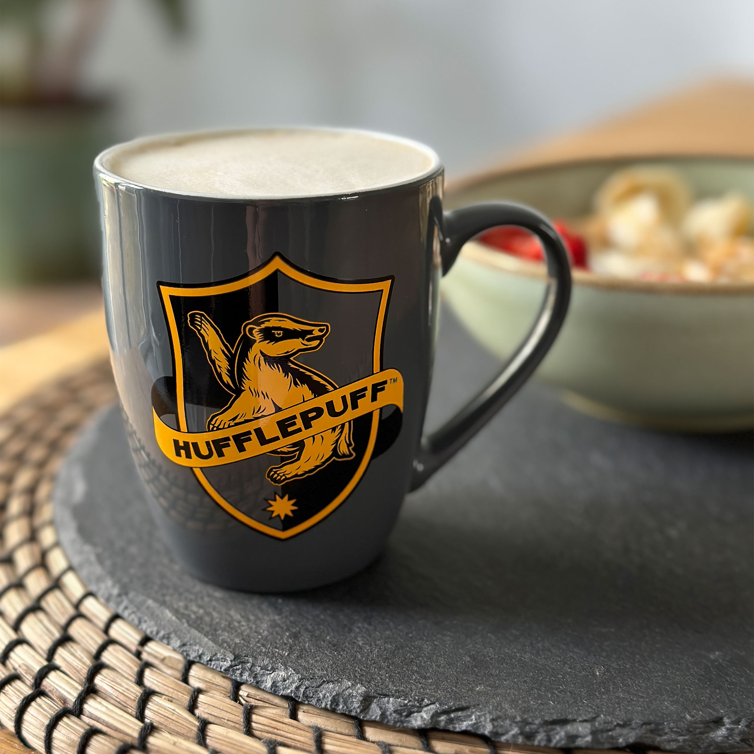 Tazza grigia con logo Hufflepuff - Harry Potter