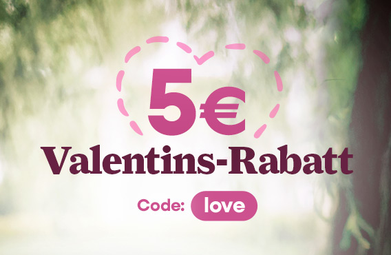 5 € Valentins-Rabatt mit Herzsymbol auf grünem, unscharfem Naturhintergrund.
