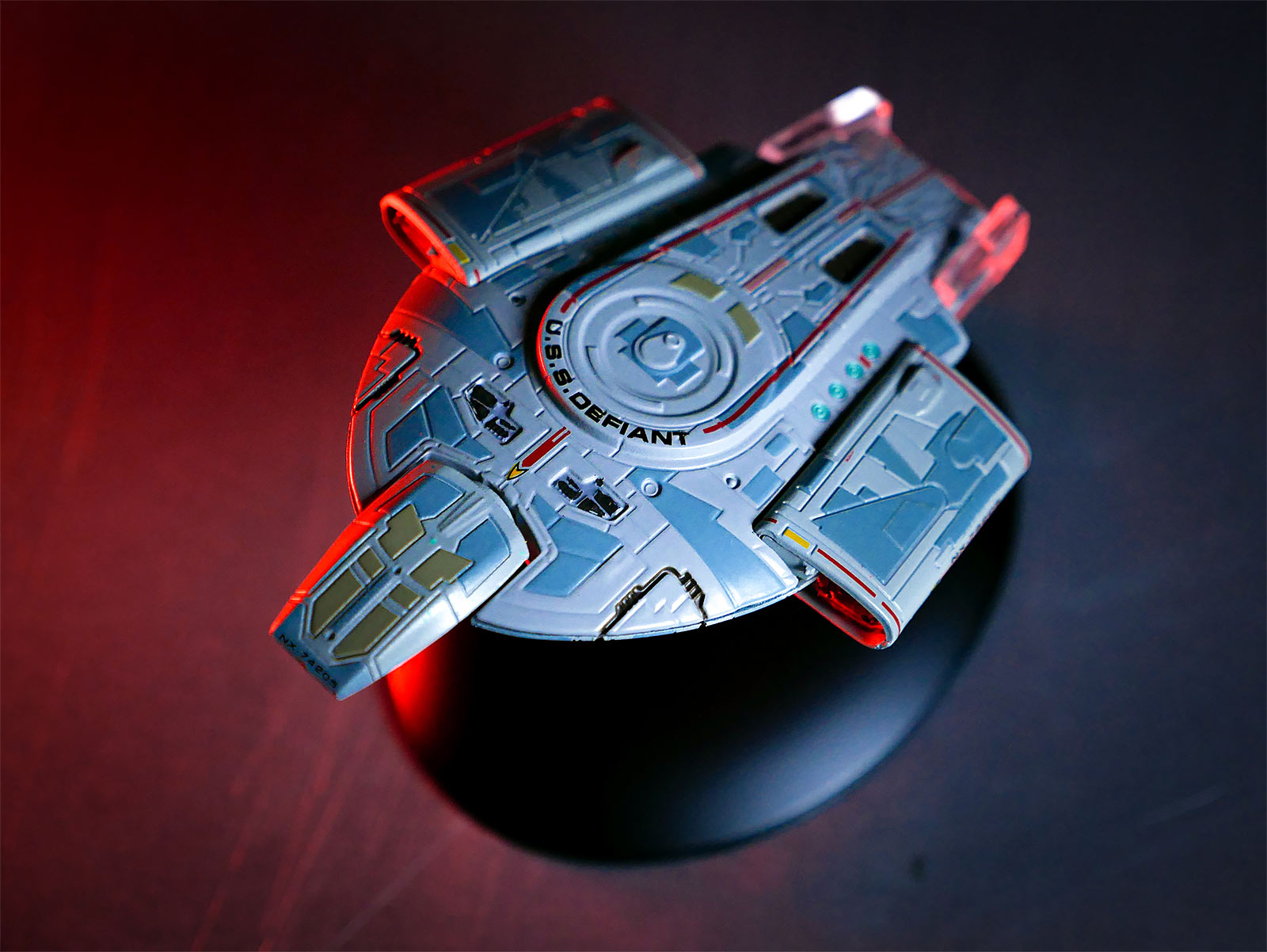 Star Trek - Starship U.S.S. Defiant NX-74205 Hero Collector Figure