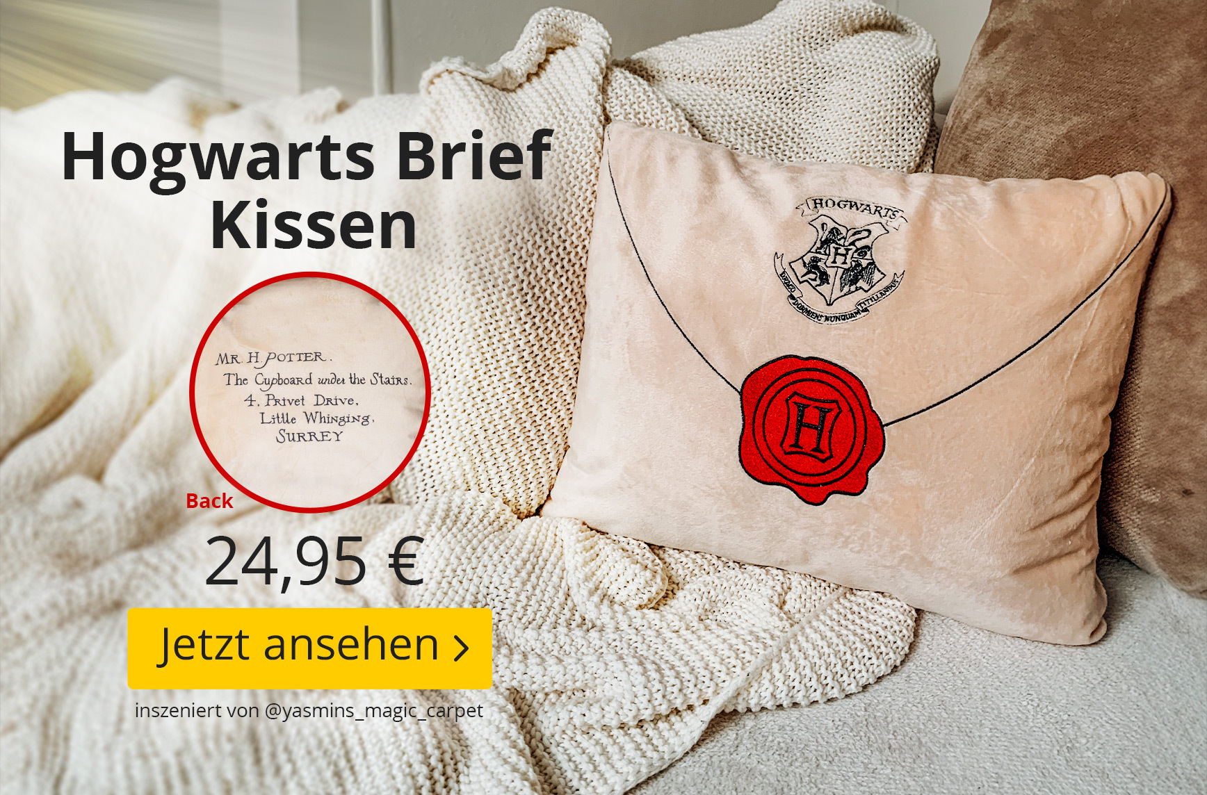 Harry Potter Hogwarts Brief Kissen mit Siegelmotiv und Rückseite mit Adresse von Harry Potter, auf Sofa inszeniert, Preis 24,95 Euro, Button „Jetzt ansehen“.