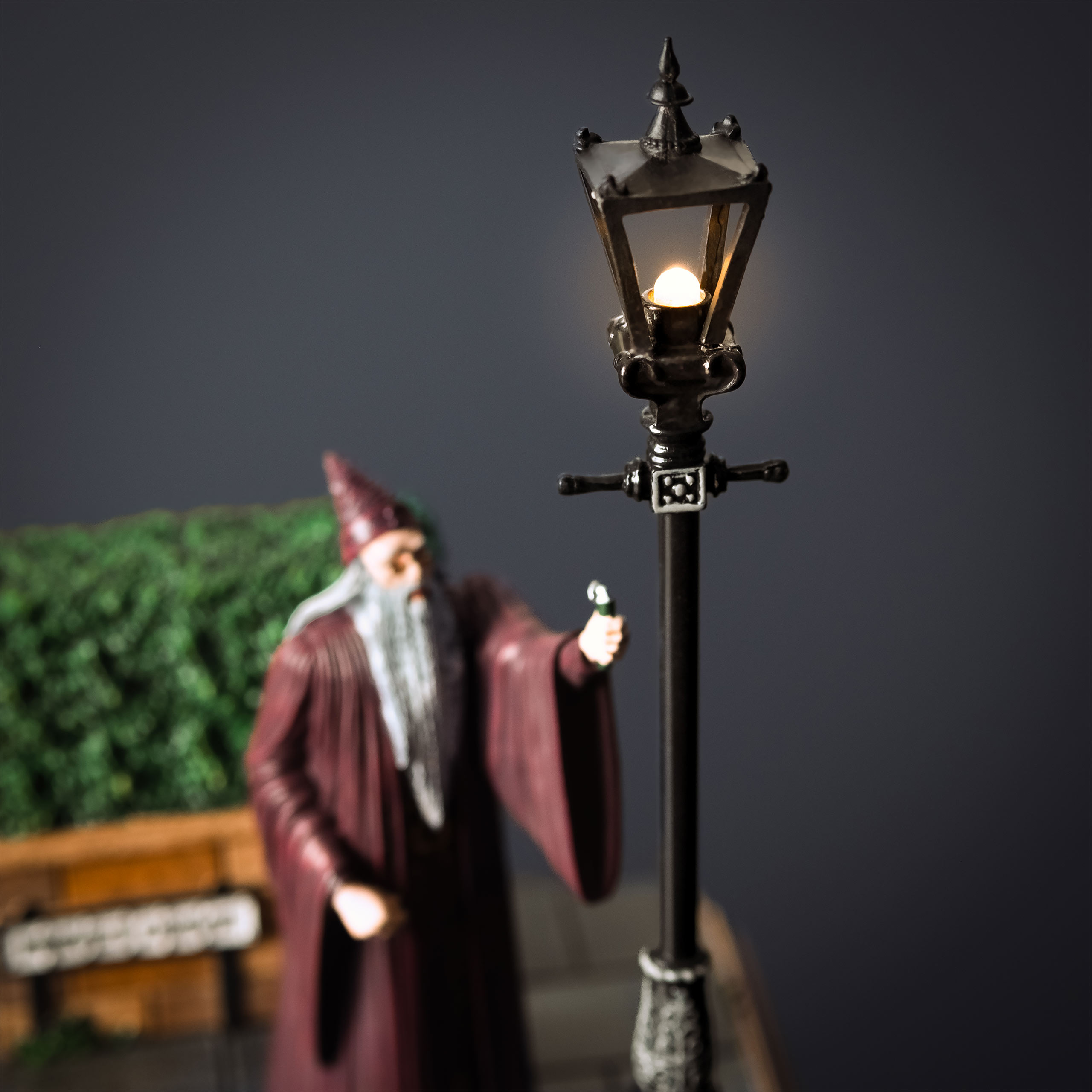 Harry Potter - Dumbledore Privet Drive Diorama Figure with Light