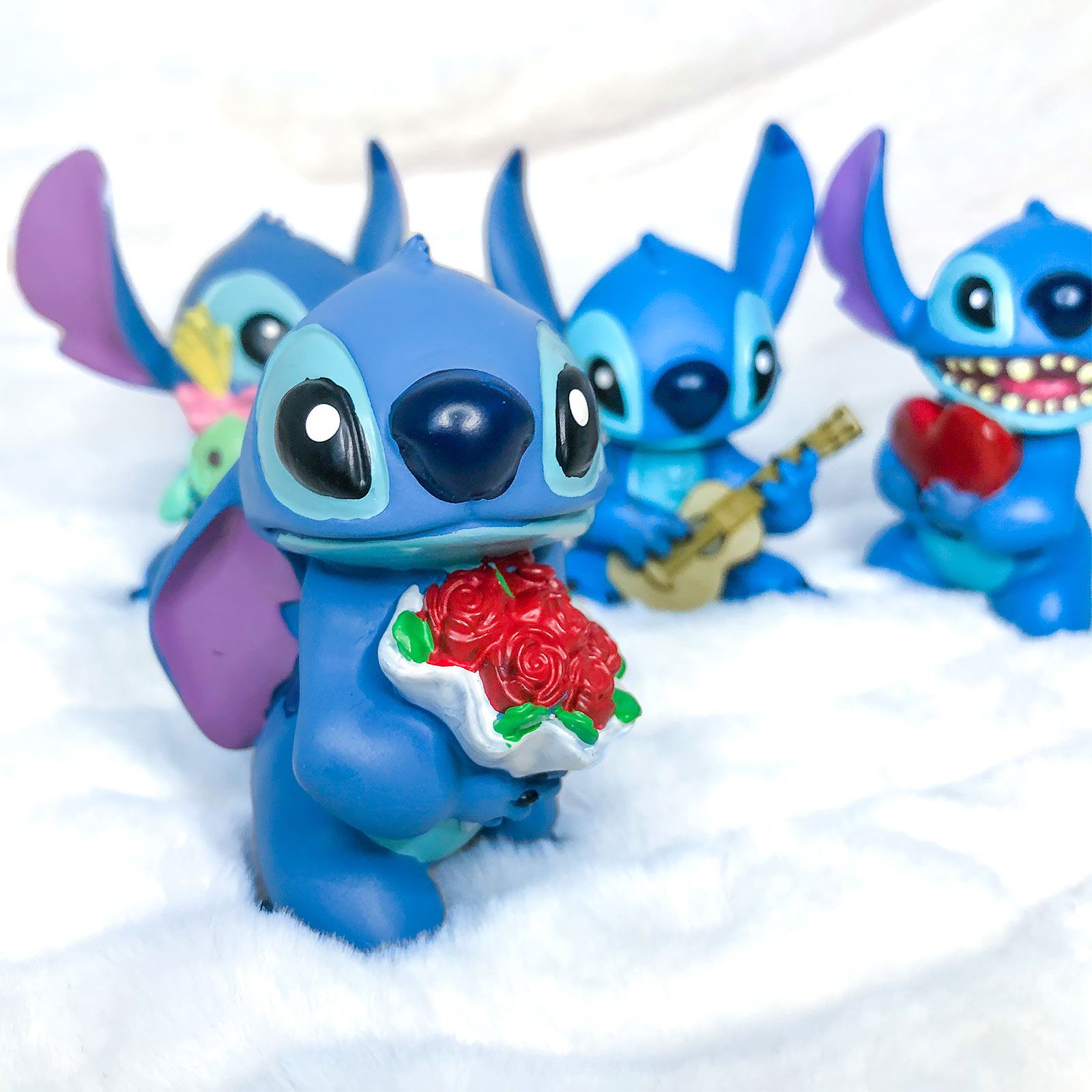 Lilo & Stitch - Figurine Stitch avec des Roses