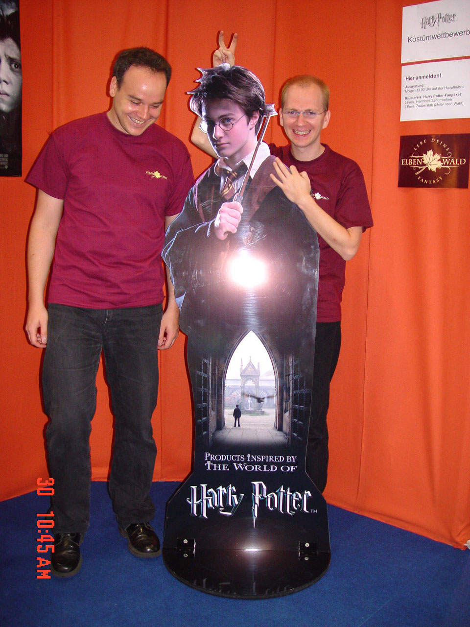 Jens y Dirk frente a una figura de cartón de Harry Potter, 2004