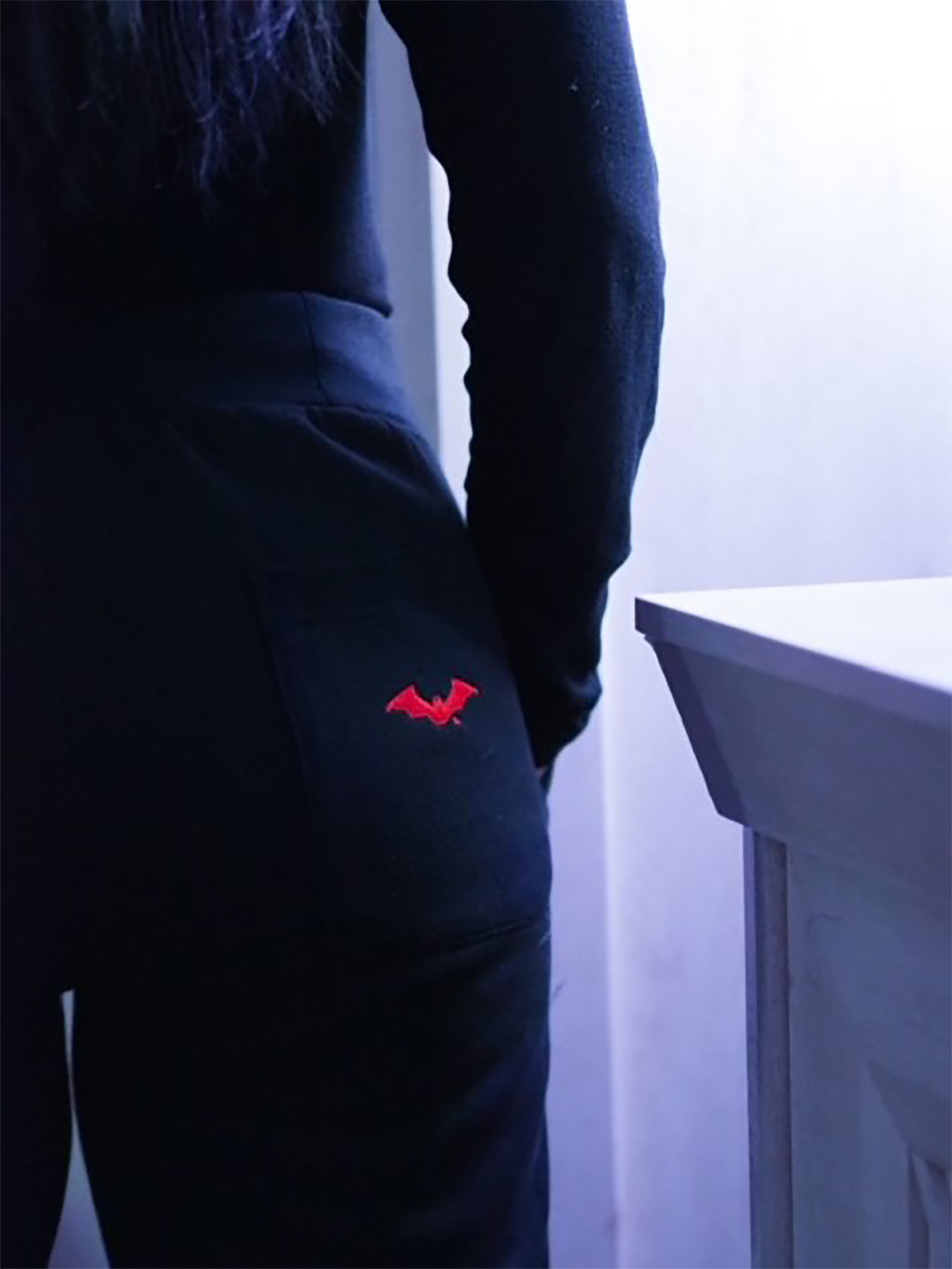 Le pantalon de survêtement noir avec logo Batman