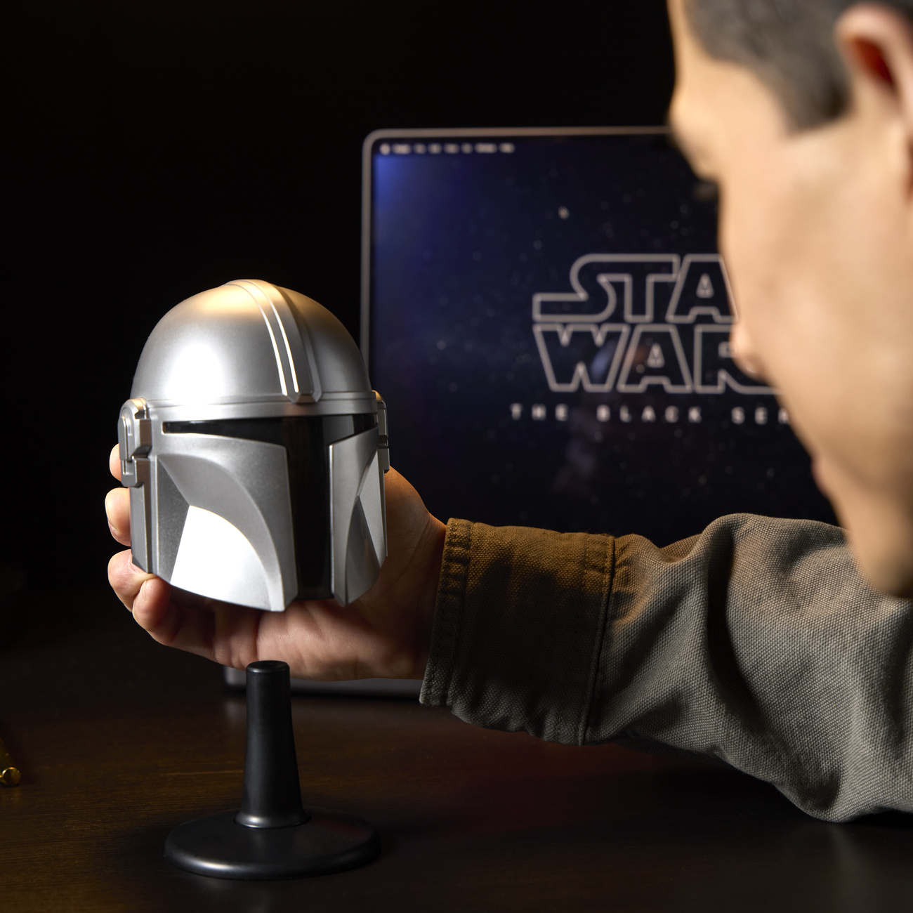 Star Wars – mini replika hełmu Mandalorianina na podstawce