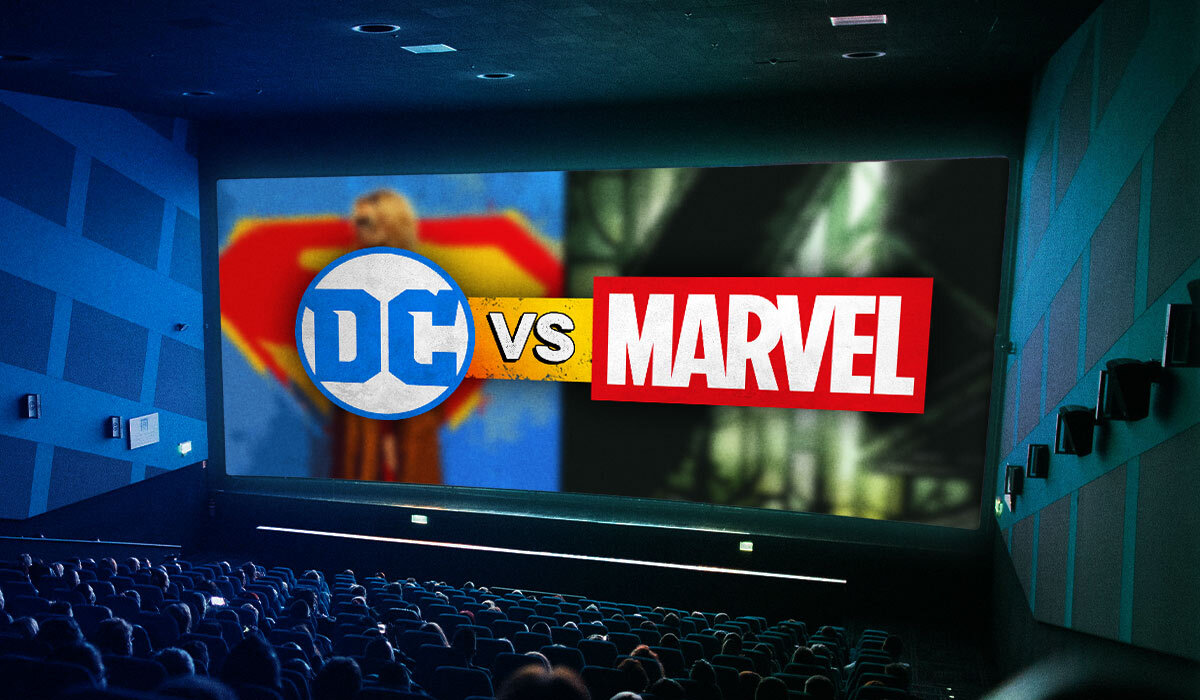 Voller Kinosaal, auf der Leinwand sieht man den Schriftzug "DC vs Marvel" sowie die Logos der jeweiligen Studios