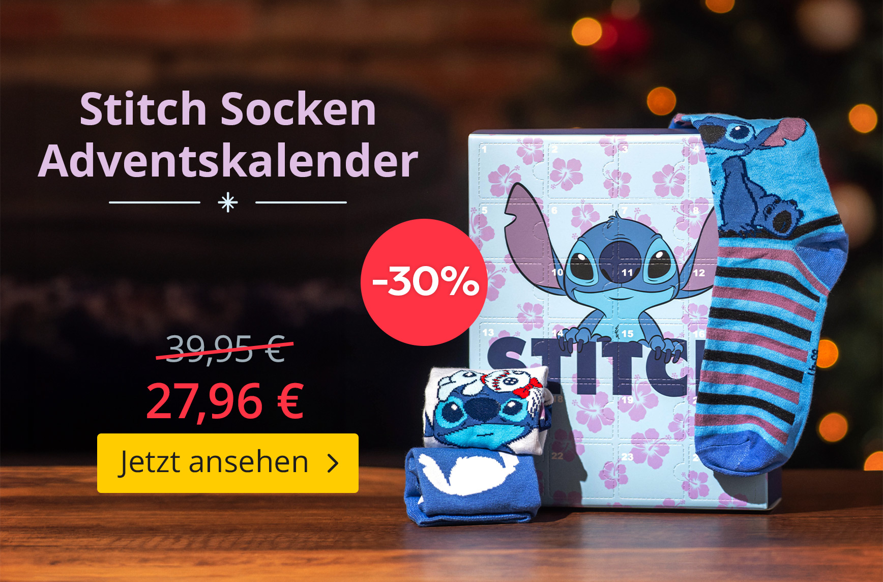 Stitch Socken-Adventskalender auf Holztisch mit lilafarbenem Design und Hibiskusblüten. Eine blaue Socke mit Stitch-Motiv hängt über der Box, zwei weitere liegen davor. Hintergrund mit Weihnachtslichtern. Text: „Stitch Socken Adventskalender, statt 39,95 