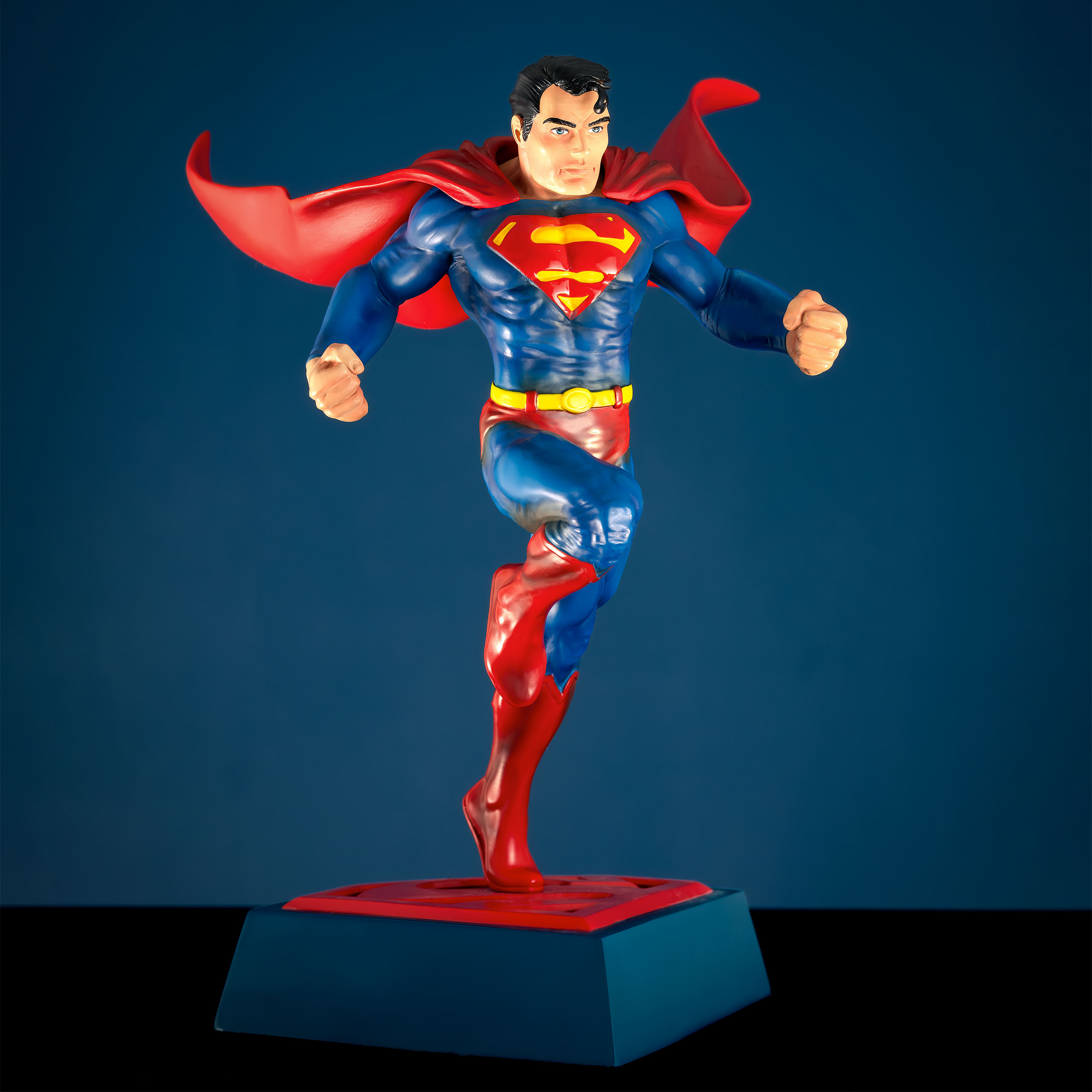 Statue de Superman en bande dessinée