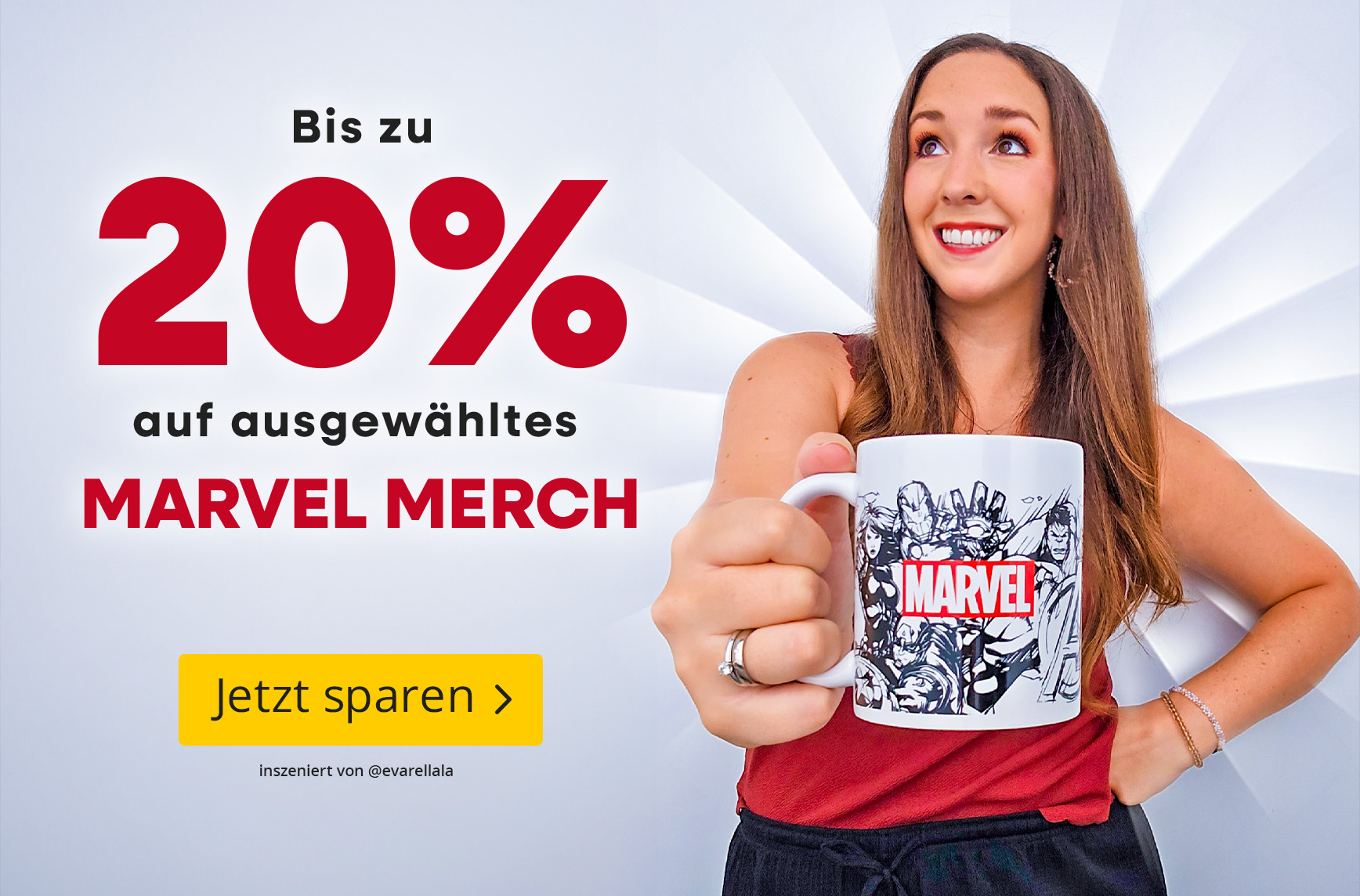 Frau hält eine Marvel-Tasse mit Comic-Motiven in die Kamera und lächelt. Text: Bis zu 20 % auf ausgewähltes Marvel Merch, Jetzt sparen.