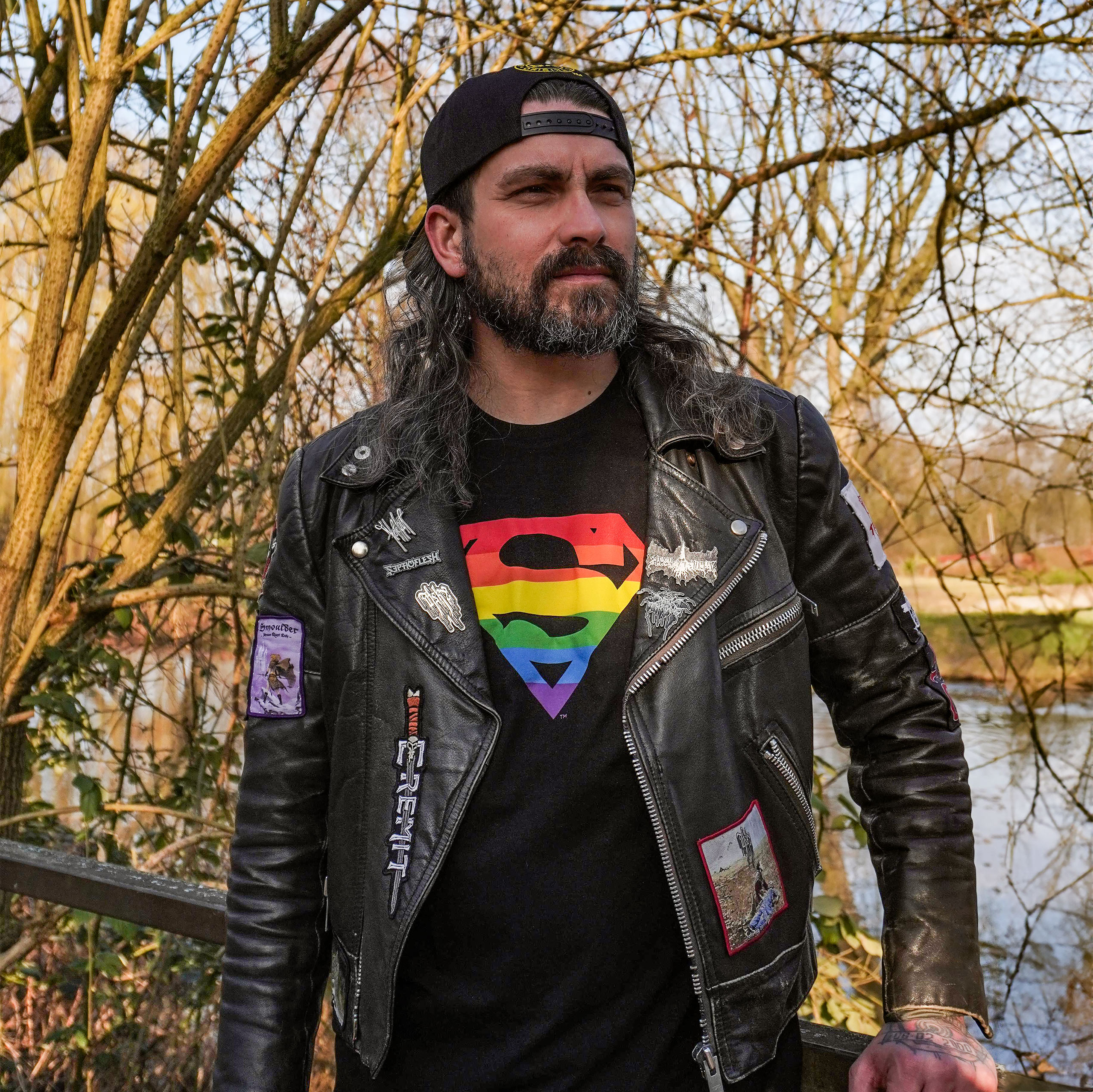 Superman - T-shirt nera con logo Pride