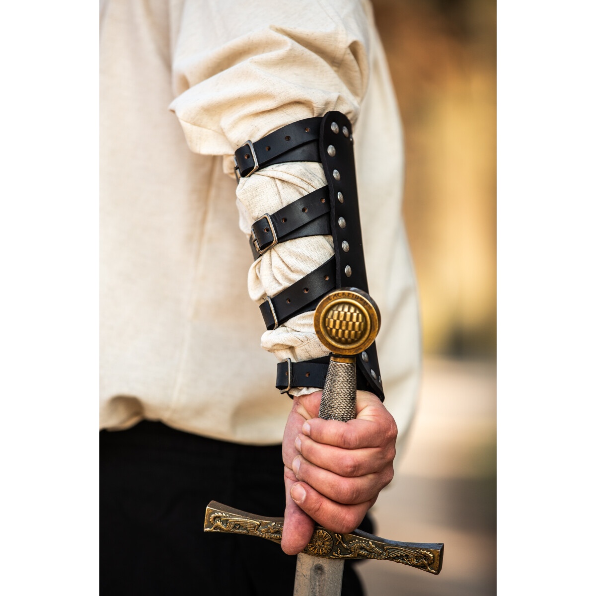 Medeltida läderarmskena Mar svart