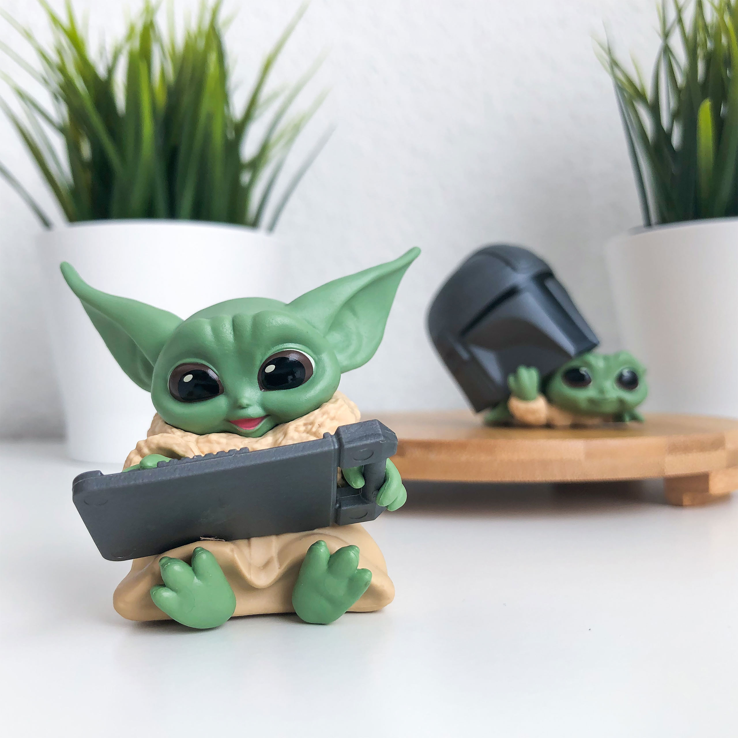 Grogu met Helm en Tablet Mini Figurenset - Star Wars The Mandalorian