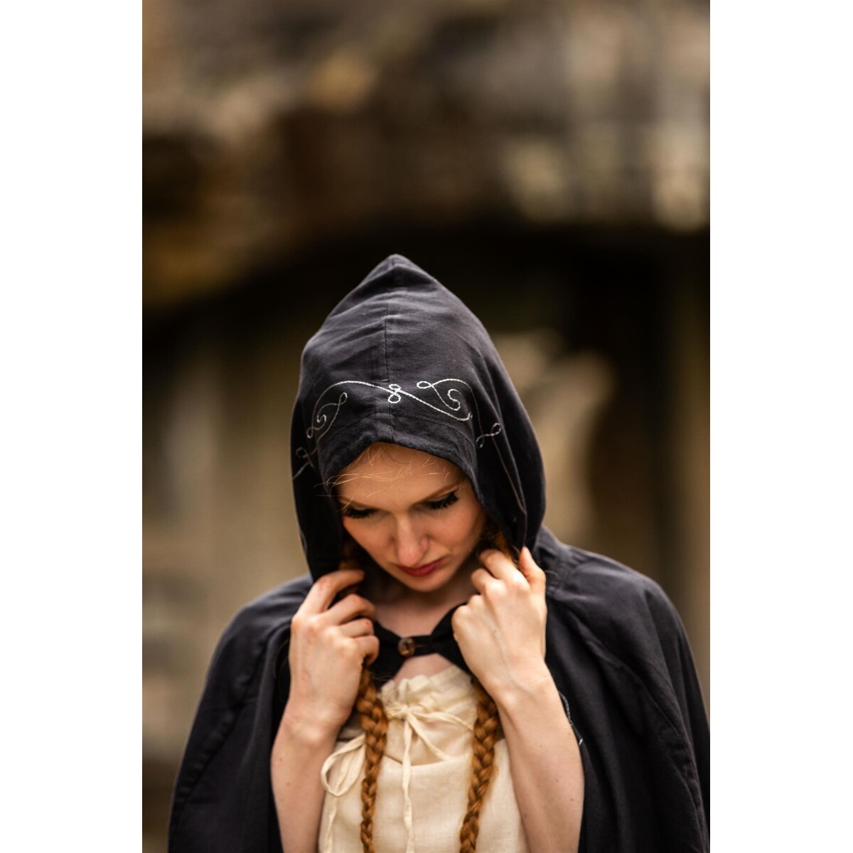 Capa medieval con bordado Erna negra