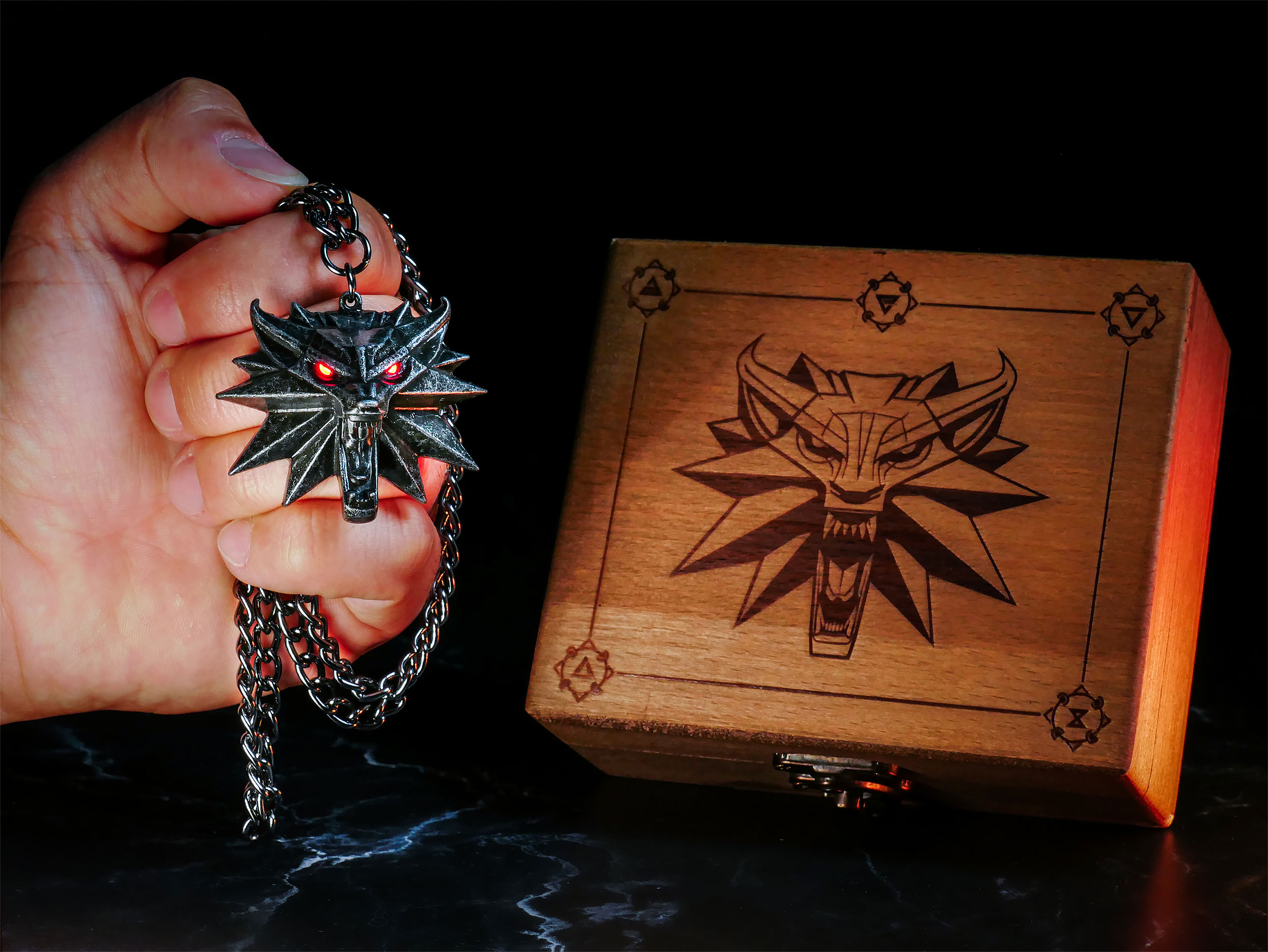 Witcher - Wild Hunt Medaillon met LED-ogen in geschenkdoos