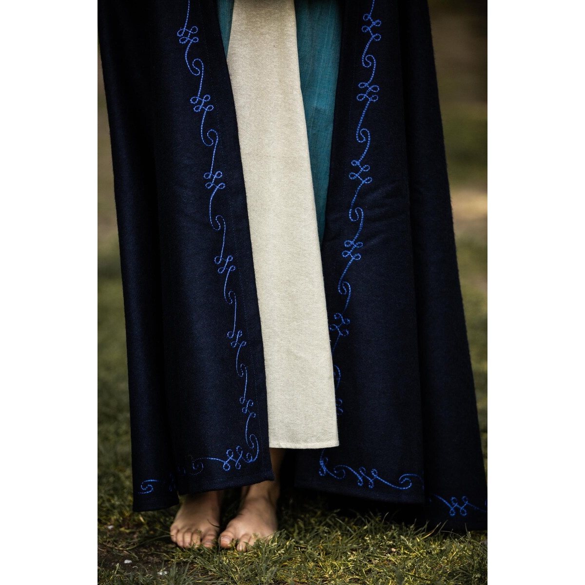 Mantello medievale in lana con ricamo per bambini