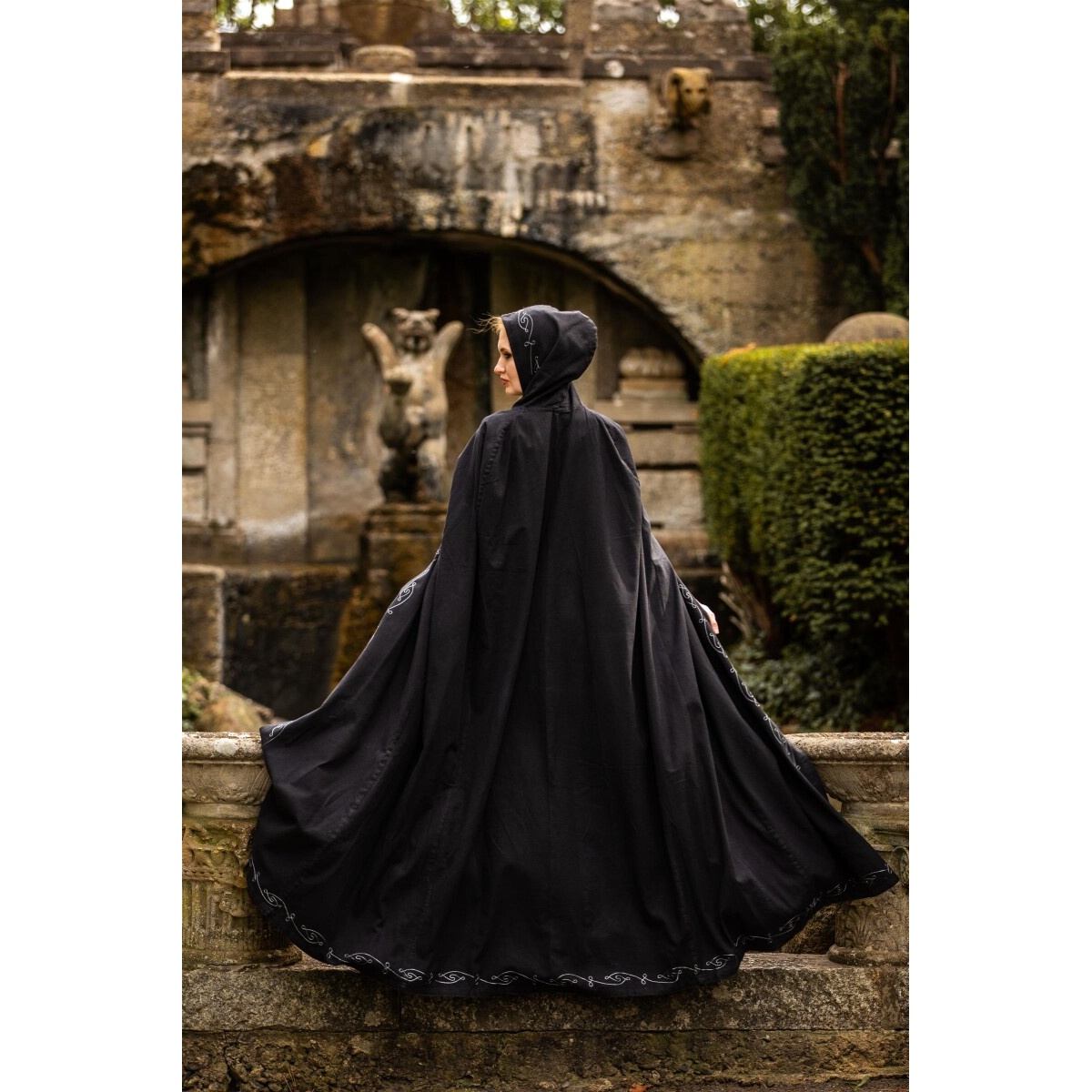 Capa medieval con bordado Erna negra