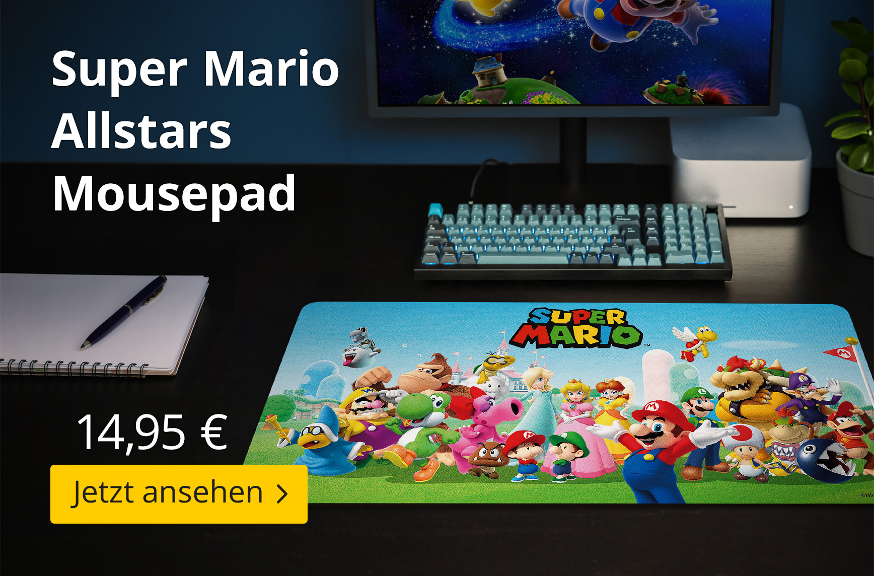 Ein großes Super Mario Allstars Mousepad mit Figuren wie Mario, Luigi, Peach, Yoshi und Bowser liegt auf einem Schreibtisch vor Tastatur und Bildschirm. Text: Super Mario Allstars Mousepad, 14,95 Euro, Jetzt ansehen.