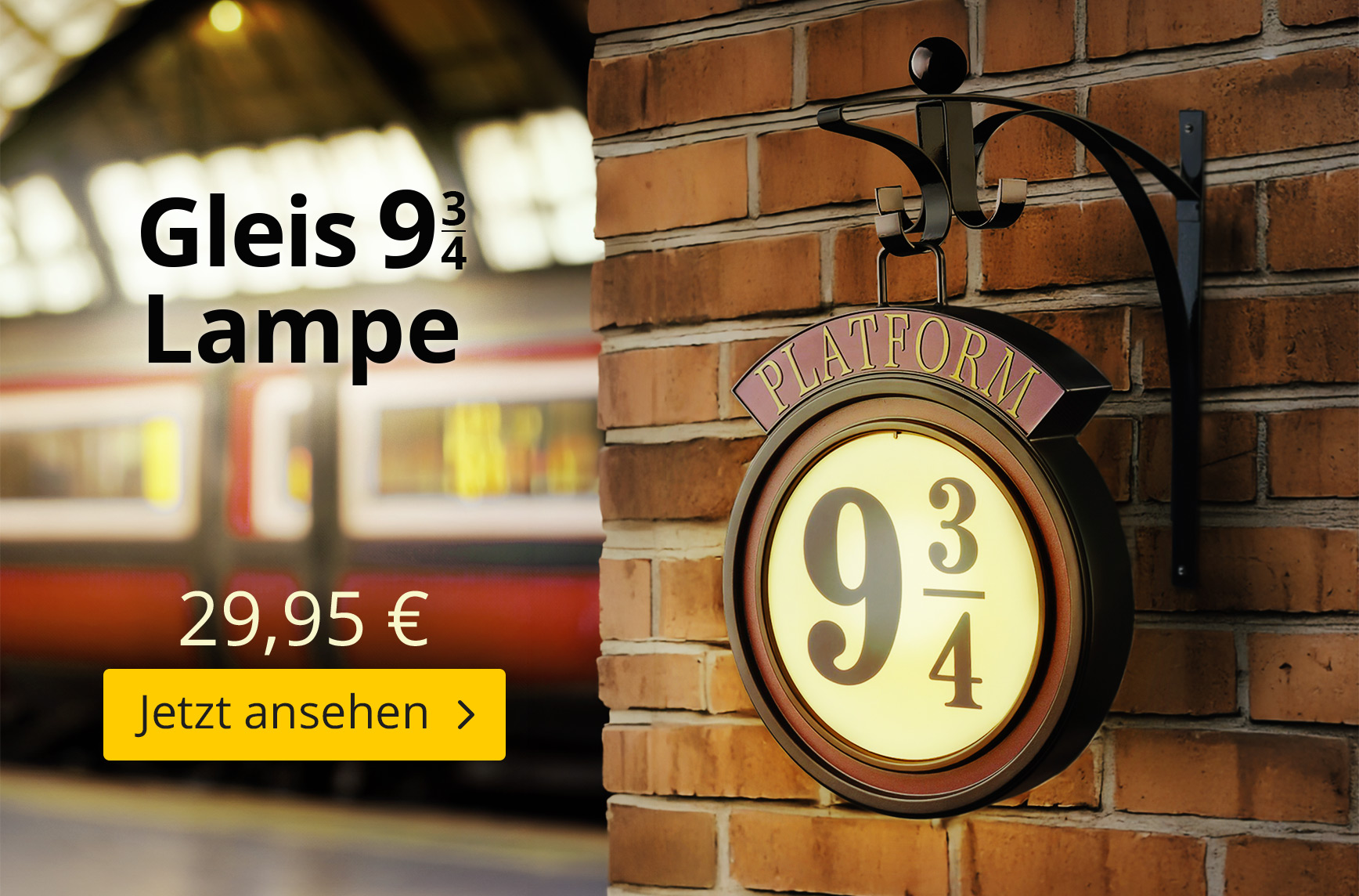 Potter-Lampe im Stil des Gleis 9¾ Schildes an einer Backsteinwand, dahinter ein verschwommener Bahnsteig mit Zug. Text: Gleis 9¾ Lampe, 29,95 €, Jetzt ansehen.