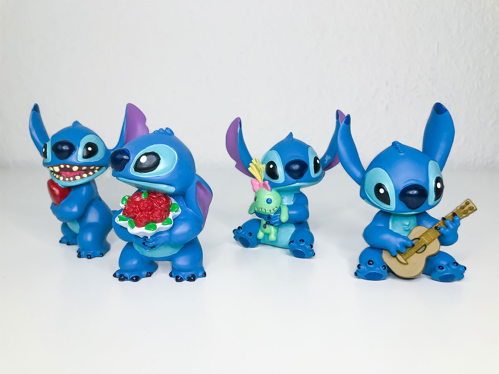 Lilo & Stitch - Figurine Stitch avec des Roses
