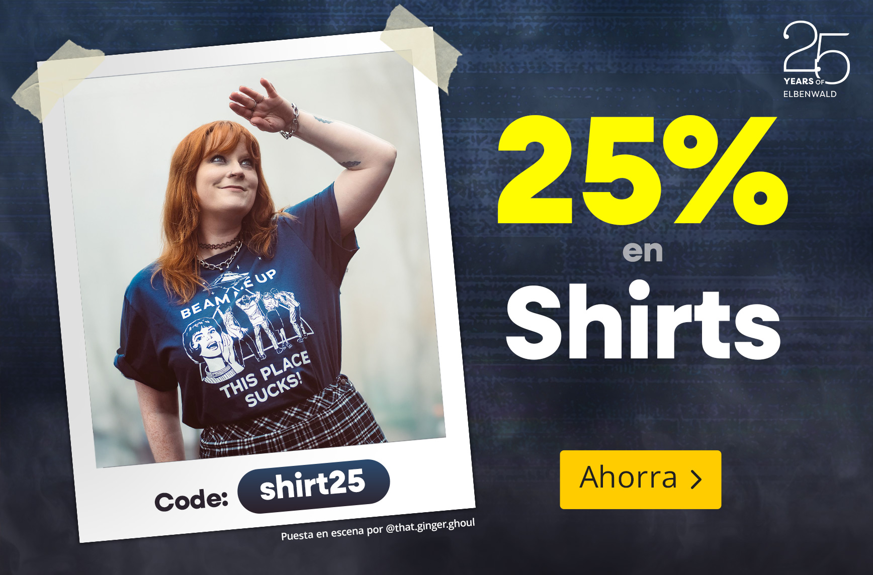 Mujer con camiseta azul “Beam me up – this place sucks” en un marco estilo polaroid. Texto: 25% en camisetas, código shirt25, Ahorra.