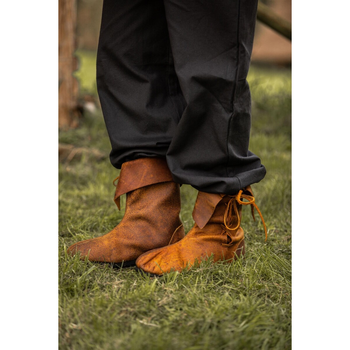 Stivali medievali con risvolto in pelle nabuk marrone