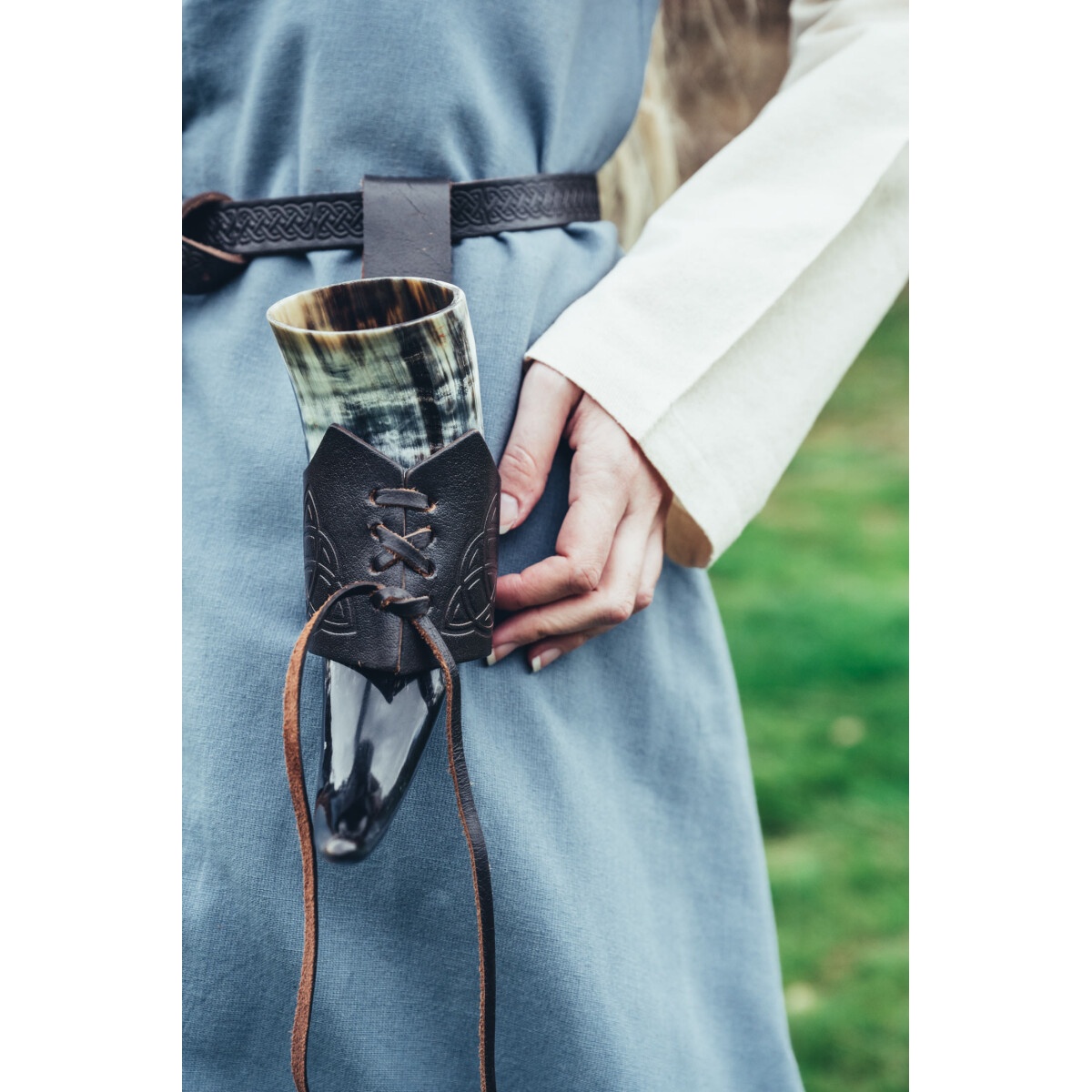 Soporte medieval de cuero para cuerno para beber con nudos celtas