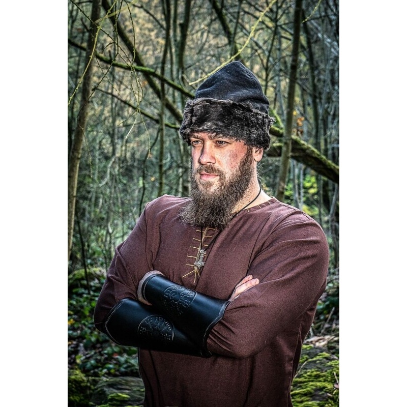 Medeltida läderarmskena Ottar med Vegvisir-prägling svart
