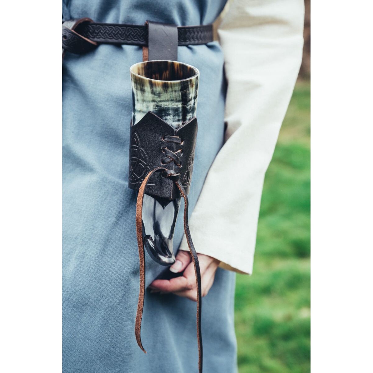 Soporte medieval de cuero para cuerno para beber con nudos celtas