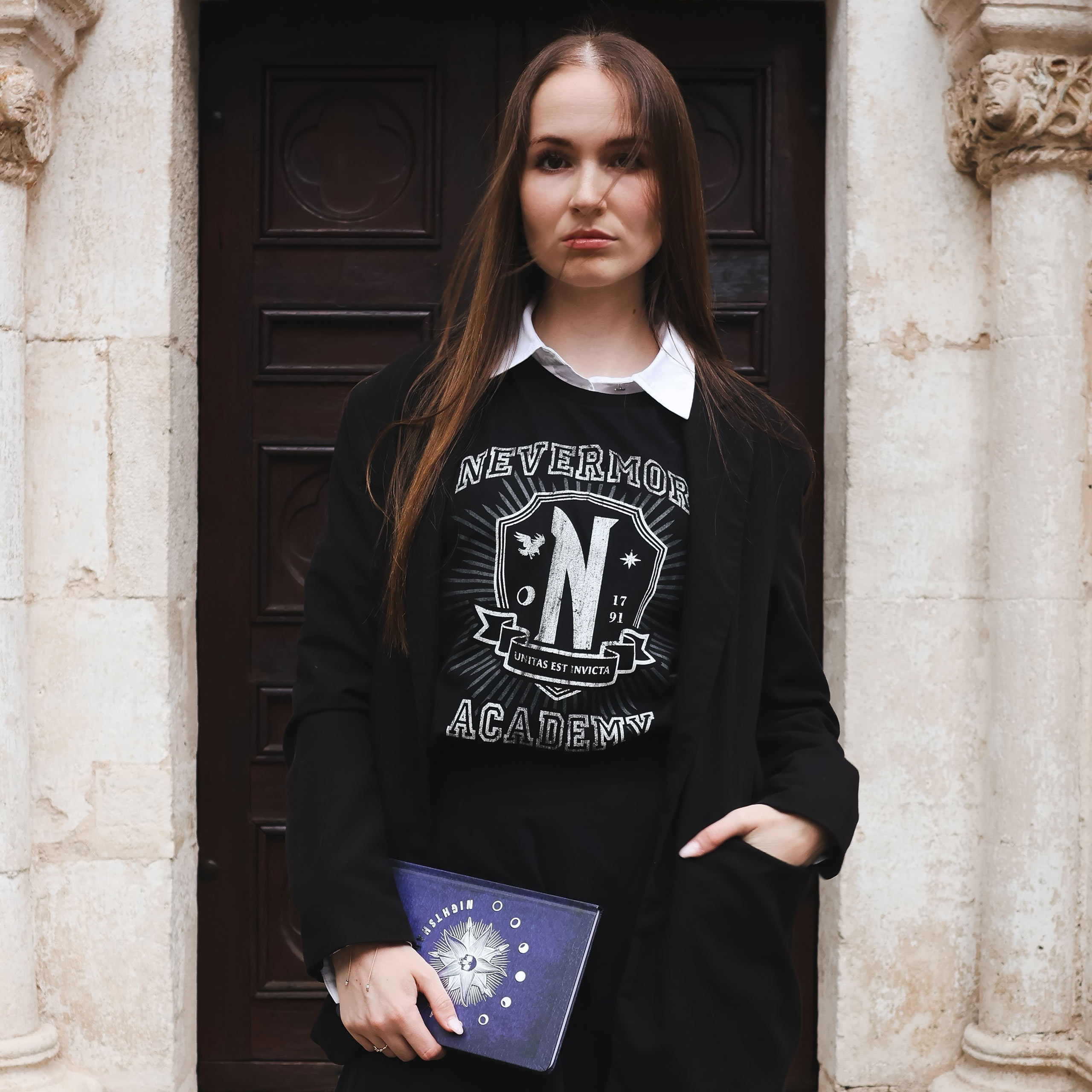Mercredi - T-shirt noir de l'académie Nevermore