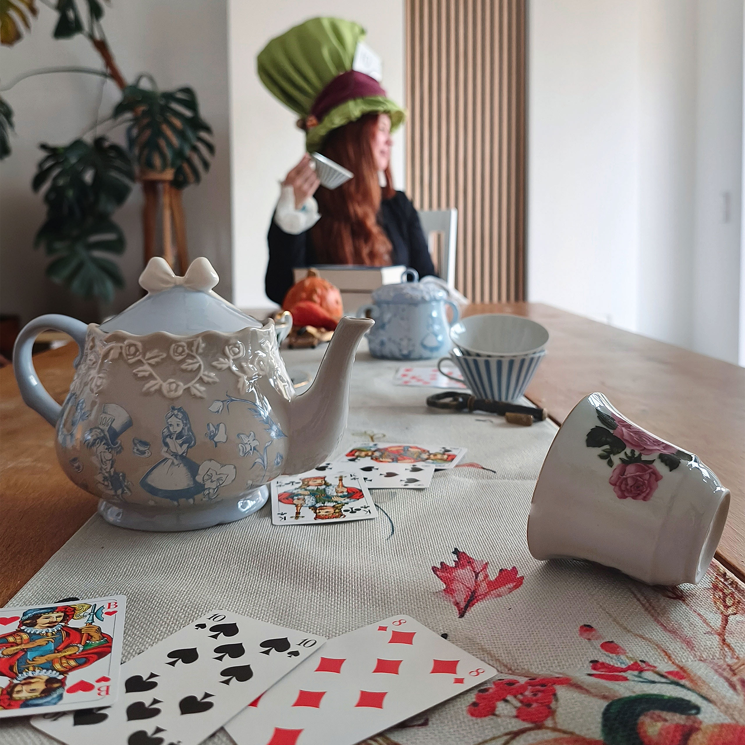 Alice im Wunderland - Hutmacher und Alice Teekanne