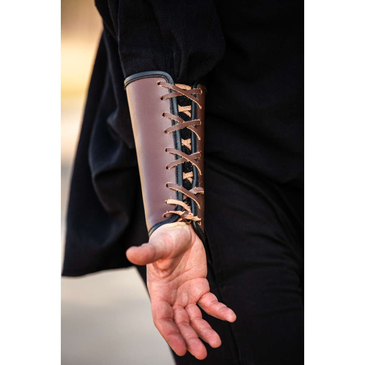 Mittelalter Lederarmschiene Ottar mit Vegvisir-Prägung braun