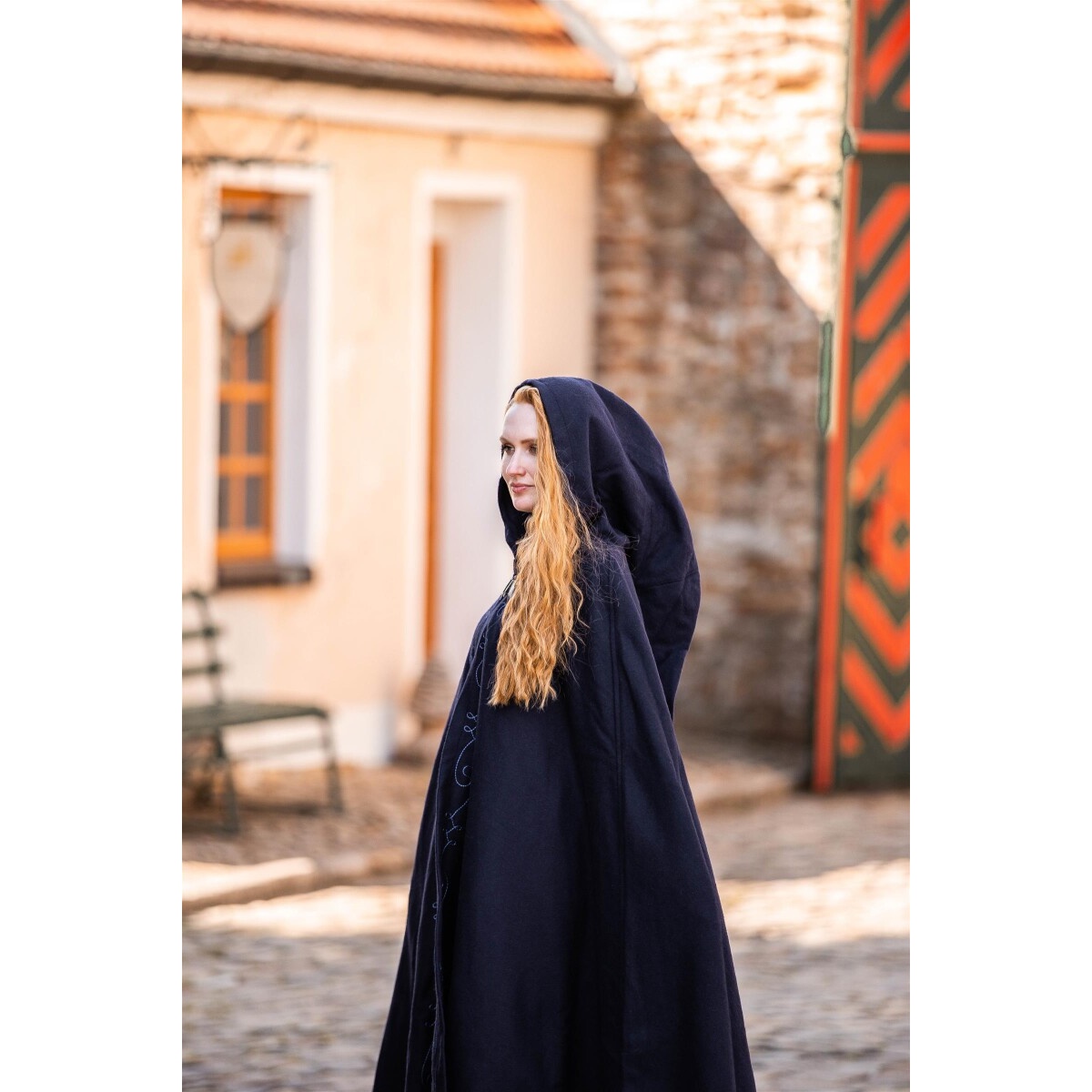 Mantello medievale con ricamo e fibbia Gesa