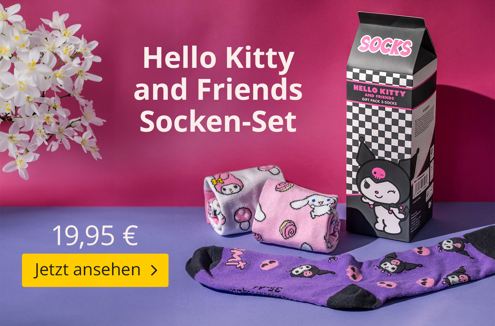 Hello Kitty and Friends Socken-Set auf rosa Hintergrund: Drei bunte Socken mit Motiven von Hello Kitty, Kuromi und Friends liegen vor einer passenden Geschenkverpackung. Text: Hello Kitty and Friends Socken-Set, 19,95 €, Jetzt ansehen.