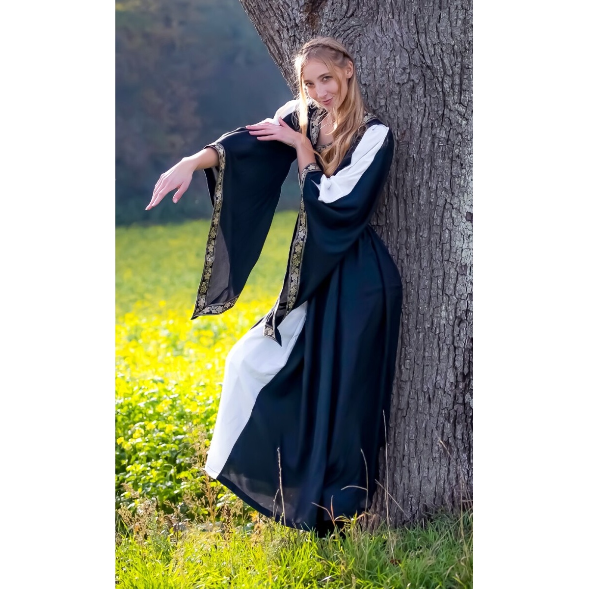 Medieval Dress Ivette black-white