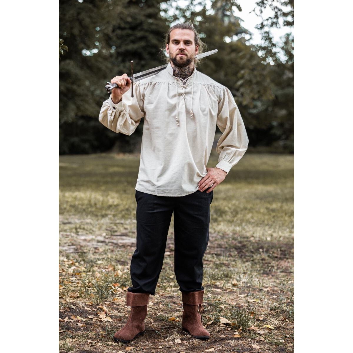Camisa medieval con cuello alto y cordones Bruno beige
