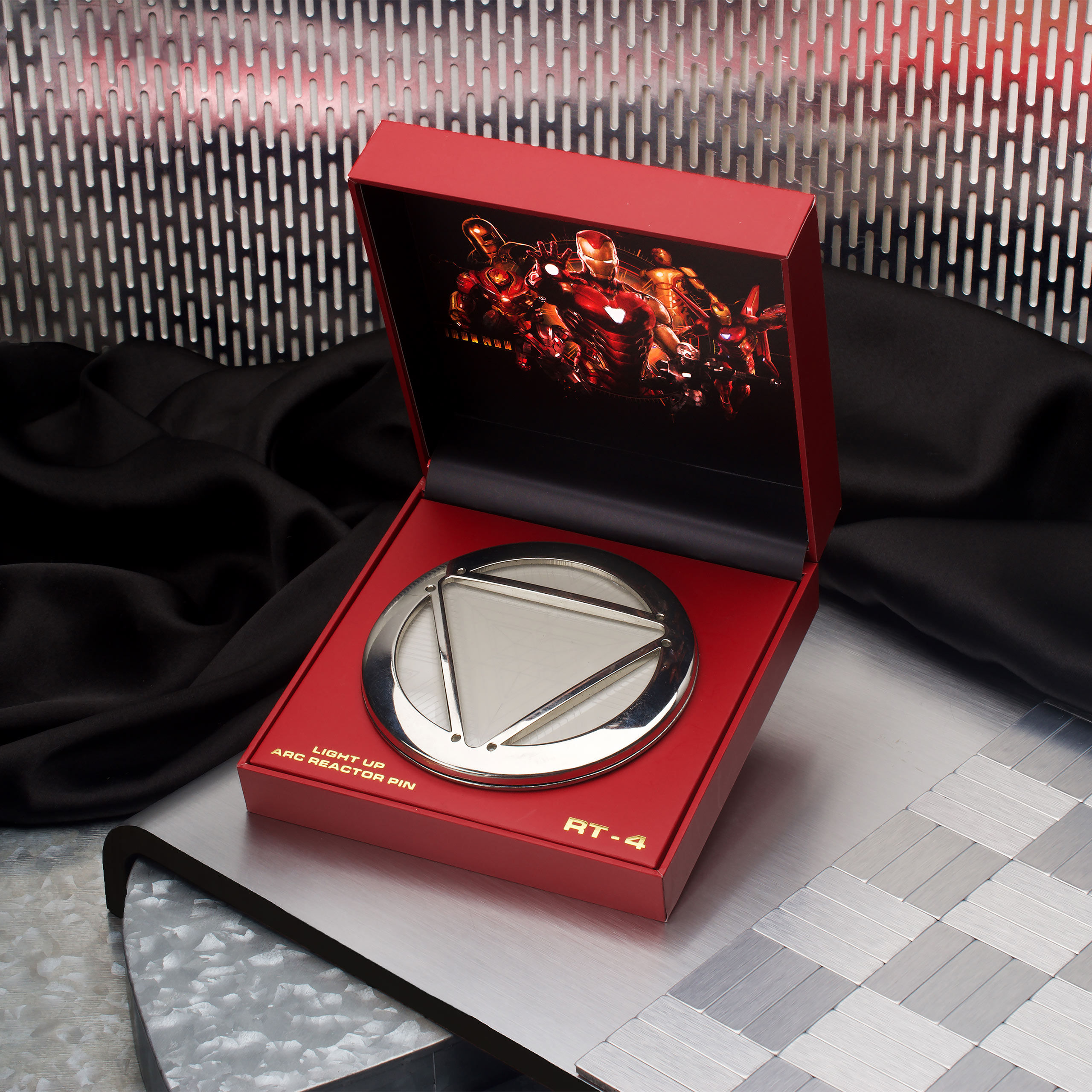 The Infinity Saga - Iron Man RT-4 Arc Reactor Replica met Licht