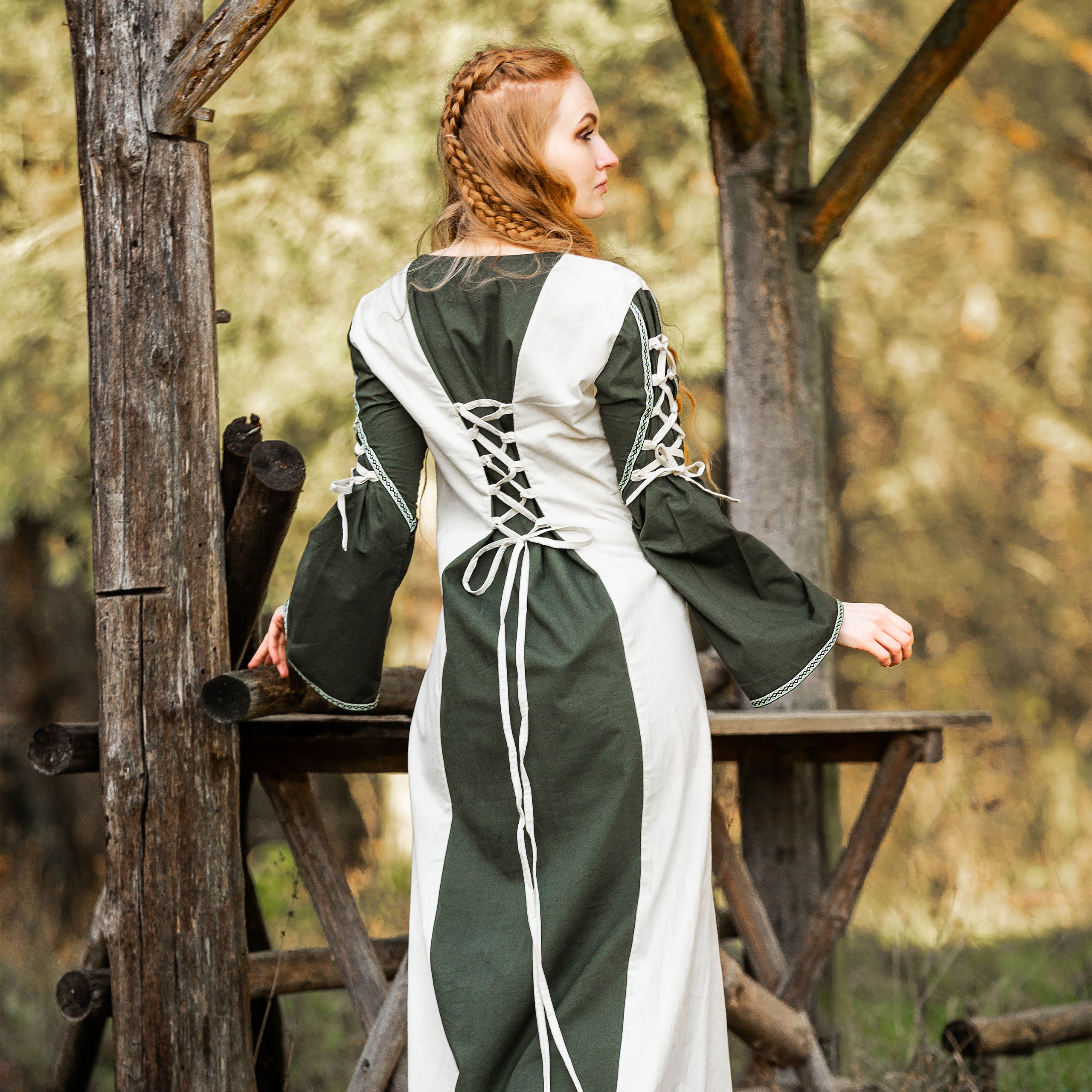Robe médiévale avec laçage vert-nature