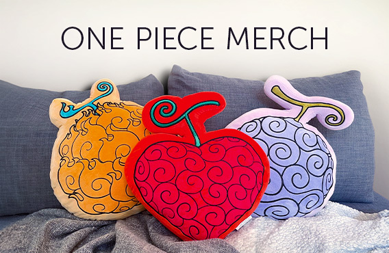 Tre cuscini Frutto del Diavolo di One Piece su un divano, merchandise One Piece.