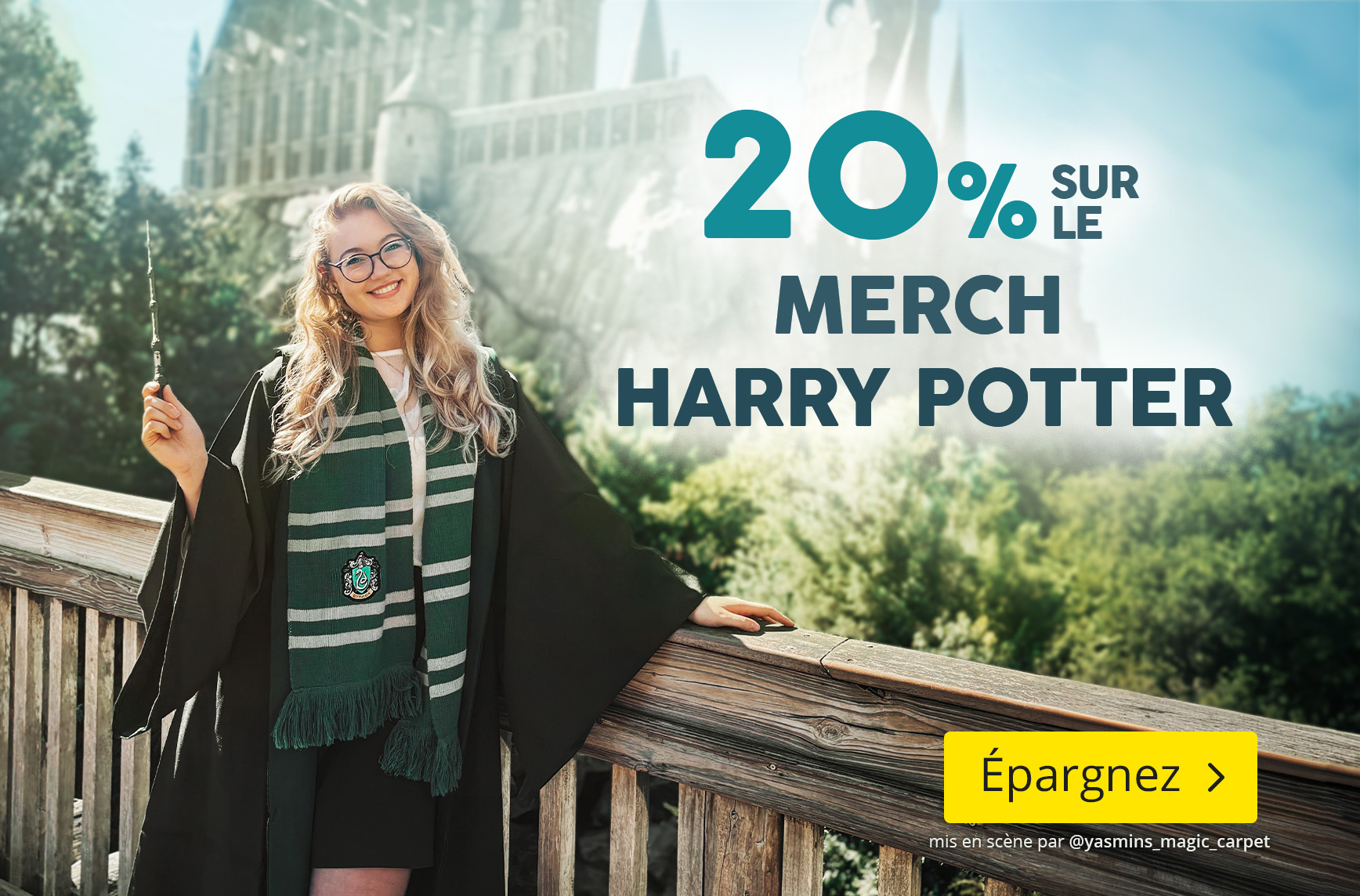 Jeune femme aux cheveux bouclés blonds avec une écharpe Serpentard et une robe de Poudlard devant un château, tenant une baguette. Texte : 20 % sur le merch Harry Potter – Épargnez – Mis en scène par @yasmins_magic_carpet.