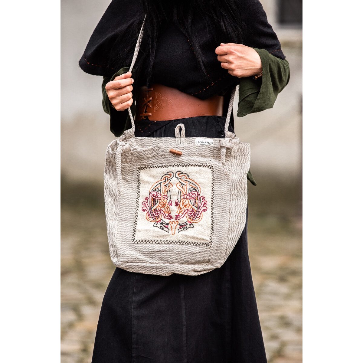 Medeltida axelväska Tora med broderi beige