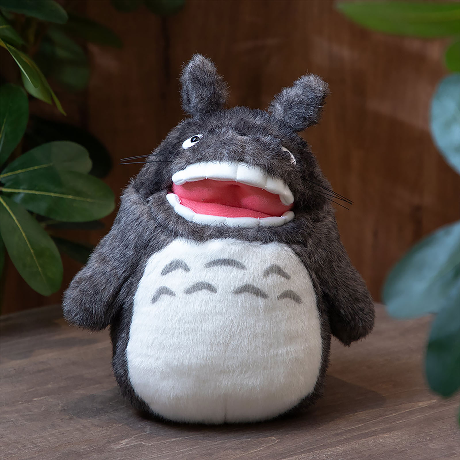 Figurine en peluche Totoro heureux grise