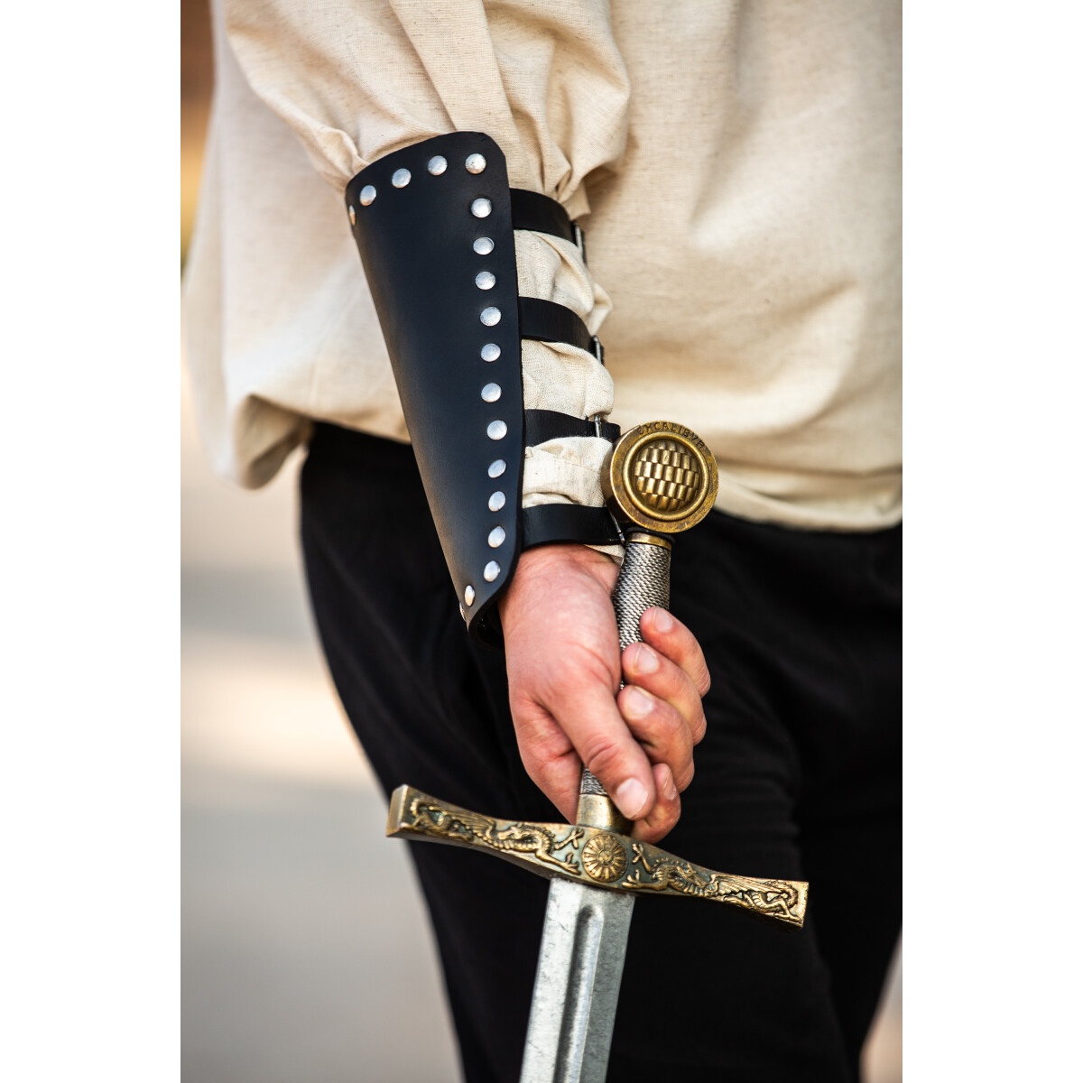 Medeltida läderarmskena Mar svart